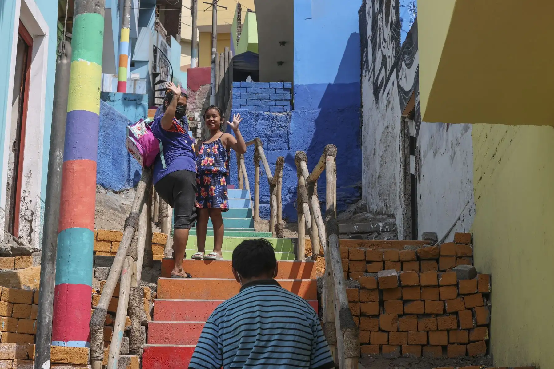 Este macromural, que significa un nuevo ícono para la ciudad de Lima, tiene más de 300 mil metros cuadrados, es símbolo de progreso y crecimiento para los vecinos del barrio de Leticia, beneficiando a más de 10,000 personas con el pintado de las fachadas de sus viviendas con la intervención artística, la cual impulsará la actividad económica y el turismo en la zona. Foto: ANDINA/Andrés Valle
