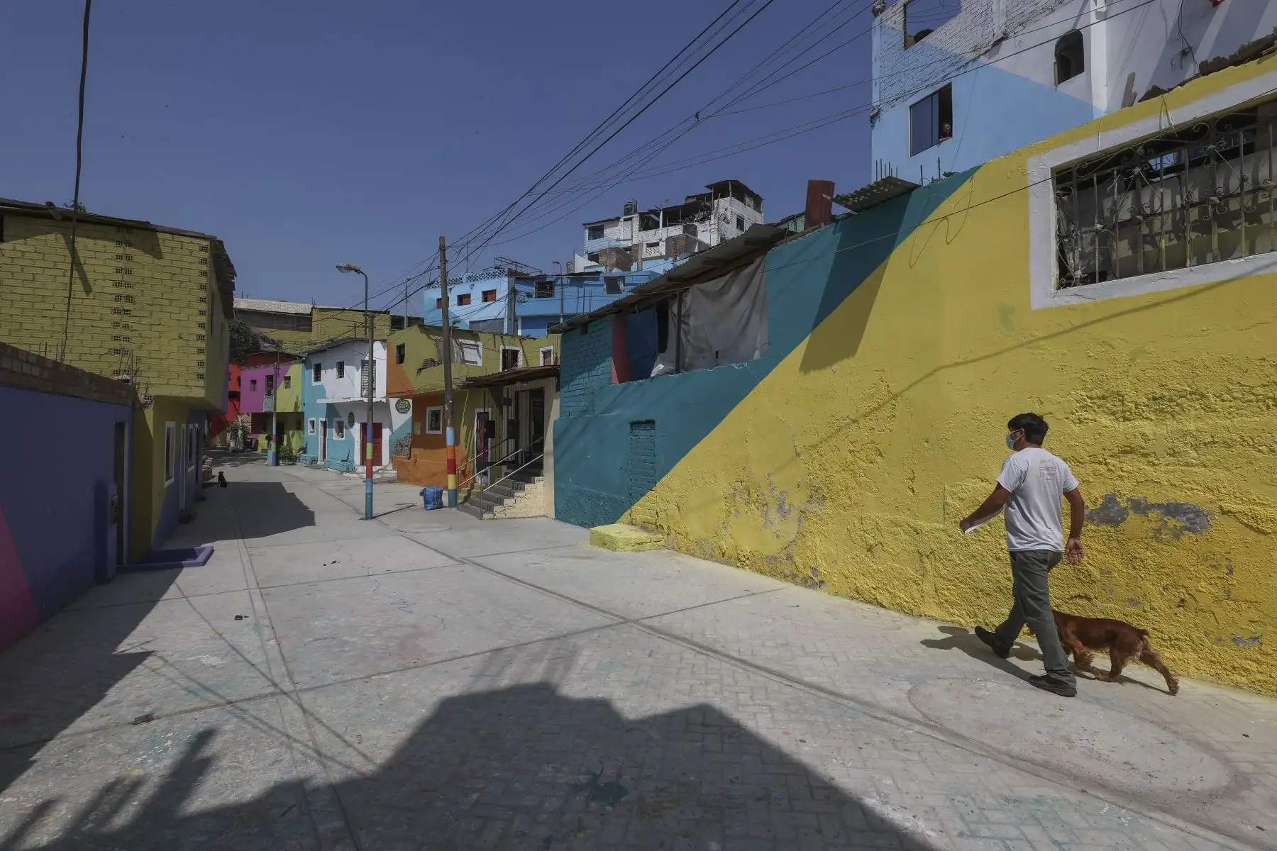 Este macromural, que significa un nuevo ícono para la ciudad de Lima, tiene más de 300 mil metros cuadrados, es símbolo de progreso y crecimiento para los vecinos del barrio de Leticia, beneficiando a más de 10,000 personas con el pintado de las fachadas de sus viviendas con la intervención artística, la cual impulsará la actividad económica y el turismo en la zona. Foto: ANDINA/Andrés Valle