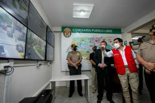 El titular del sector Interior detalló que el centro de monitoreo está interconectado directamente con las 196 cámaras de videovigilancia de la Central Municipal “Alerta Pueblo Libre” y cuenta con un sistema de fibra óptica de última generación. Foto: MININTER