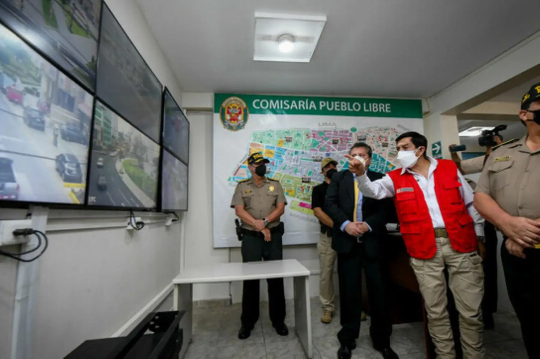 El titular del sector Interior detalló que el centro de monitoreo está interconectado directamente con las 196 cámaras de videovigilancia de la Central Municipal “Alerta Pueblo Libre” y cuenta con un sistema de fibra óptica de última generación. Foto: MININTER
