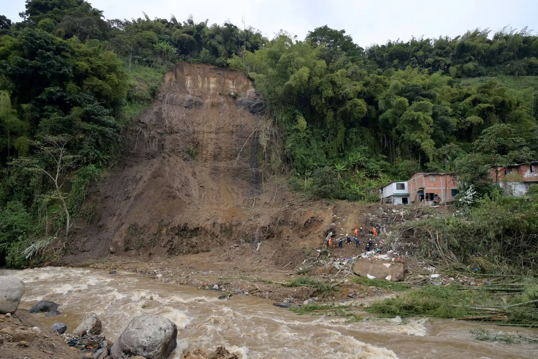 El alcalde provincial de Sandia dijo que la semana pasada el túnel de la ciudad de Sandia también fue cerrado por un deslizamiento y siguen cayendo las rocas producto de las lluvias.