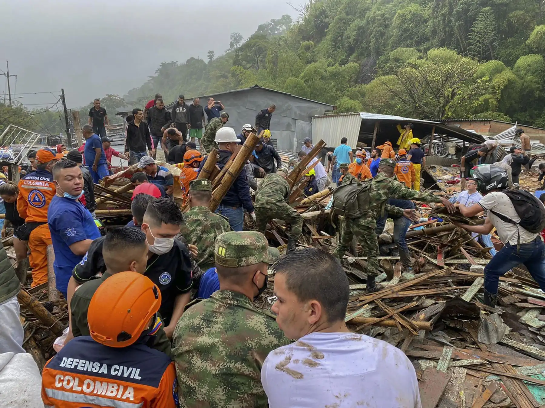 Miembros del ejército colombiano y trabajadores de la defensa civil son vistos durante la búsqueda de víctimas después de un deslizamiento de tierra causado por fuertes lluvias en Risaralda, Colombia el 8 de febrero de 2022.
Foto: Andina/AFP
