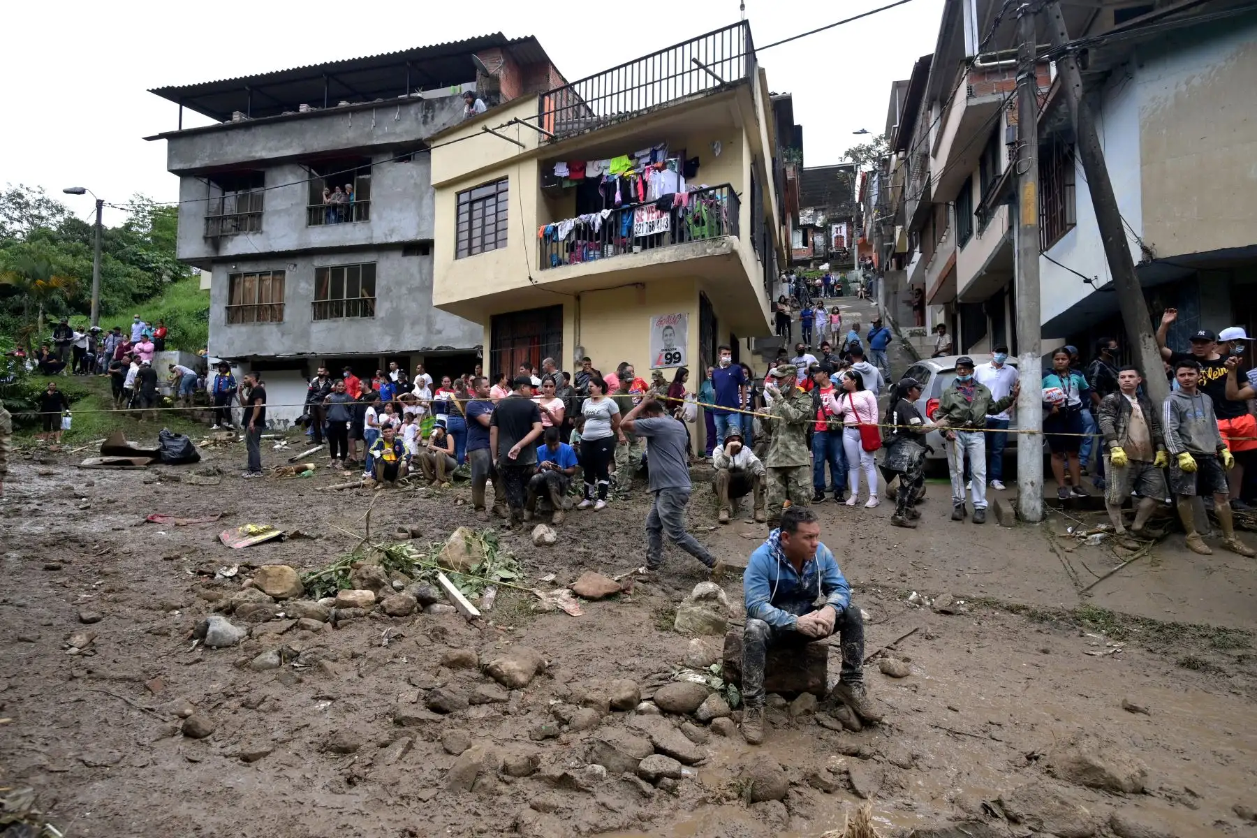 Rescatistas trabajan removiendo escombros durante la búsqueda de víctimas luego de un deslizamiento de tierra causado por fuertes lluvias en Pereira, departamento de Risaralda, Colombia, el 8 de febrero de 2022.
Foto: Andina/AFP