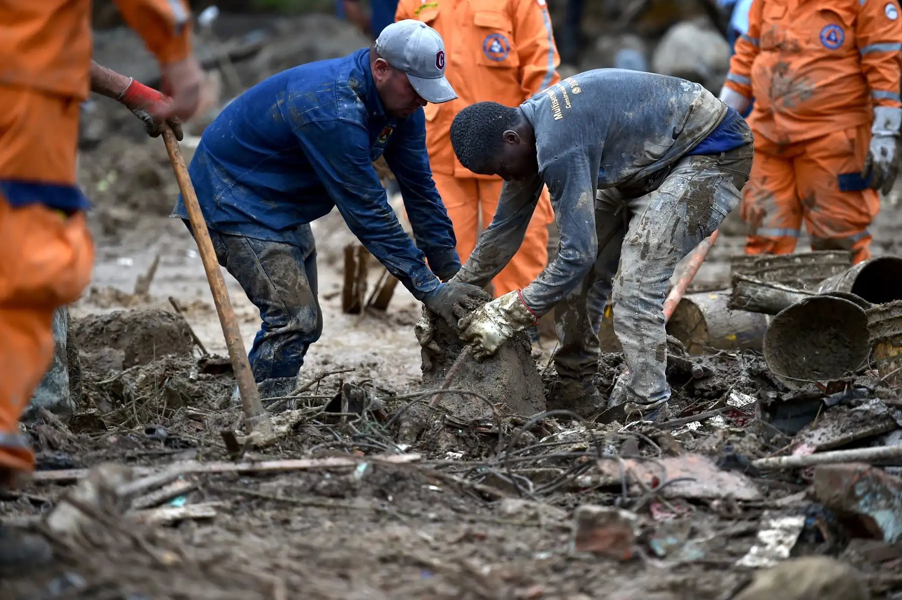 Rescatistas retiran escombros durante la búsqueda de víctimas después de un deslizamiento de tierra causado por fuertes lluvias en Pereira, departamento de Risaralda, Colombia, el 8 de febrero de 2022.
Foto: Andina/AFP