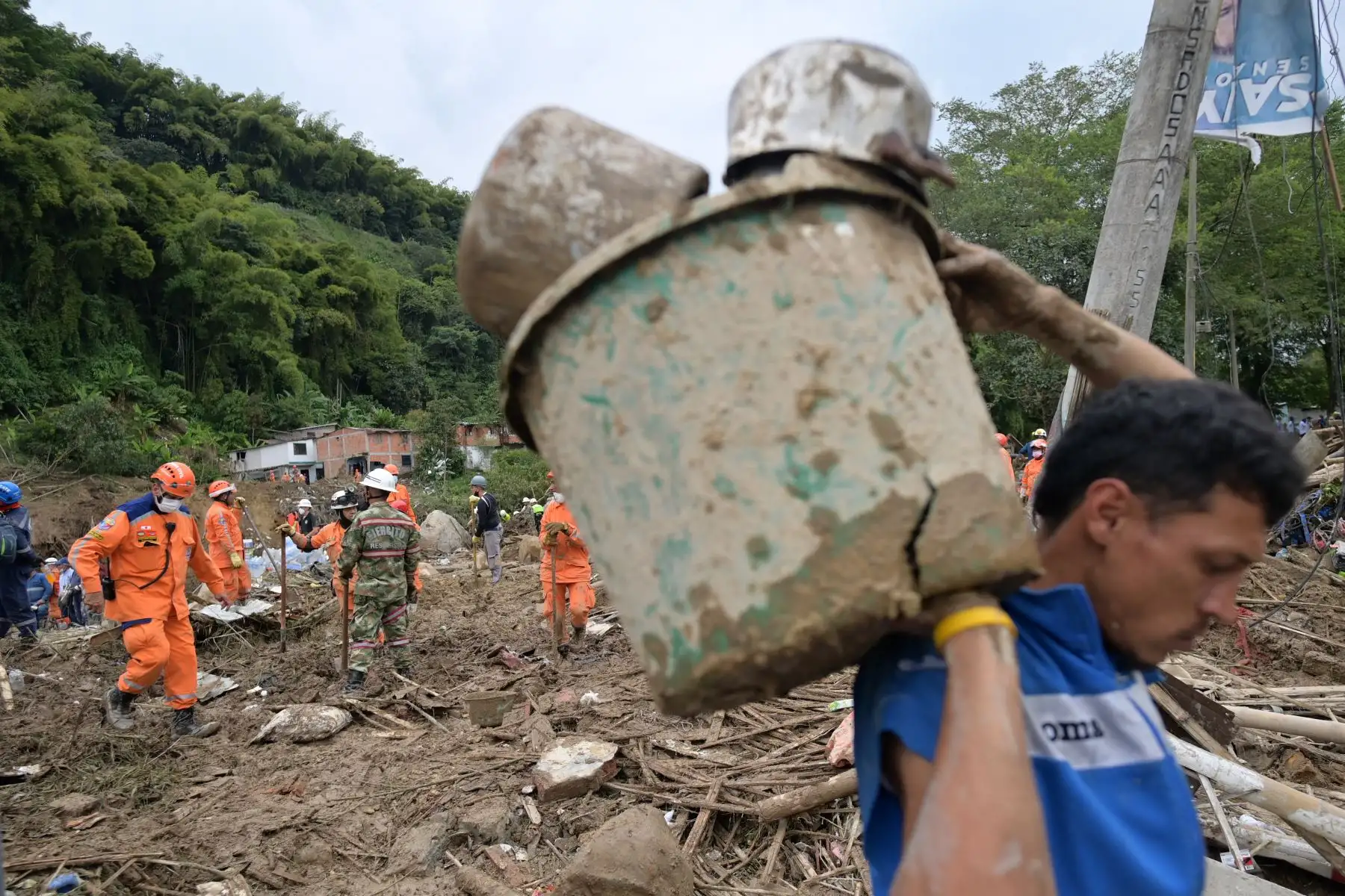 Rescatistas retiran escombros durante la búsqueda de víctimas después de un deslizamiento de tierra causado por fuertes lluvias en Pereira, departamento de Risaralda, Colombia, el 8 de febrero de 2022.
Foto: Andina/AFP