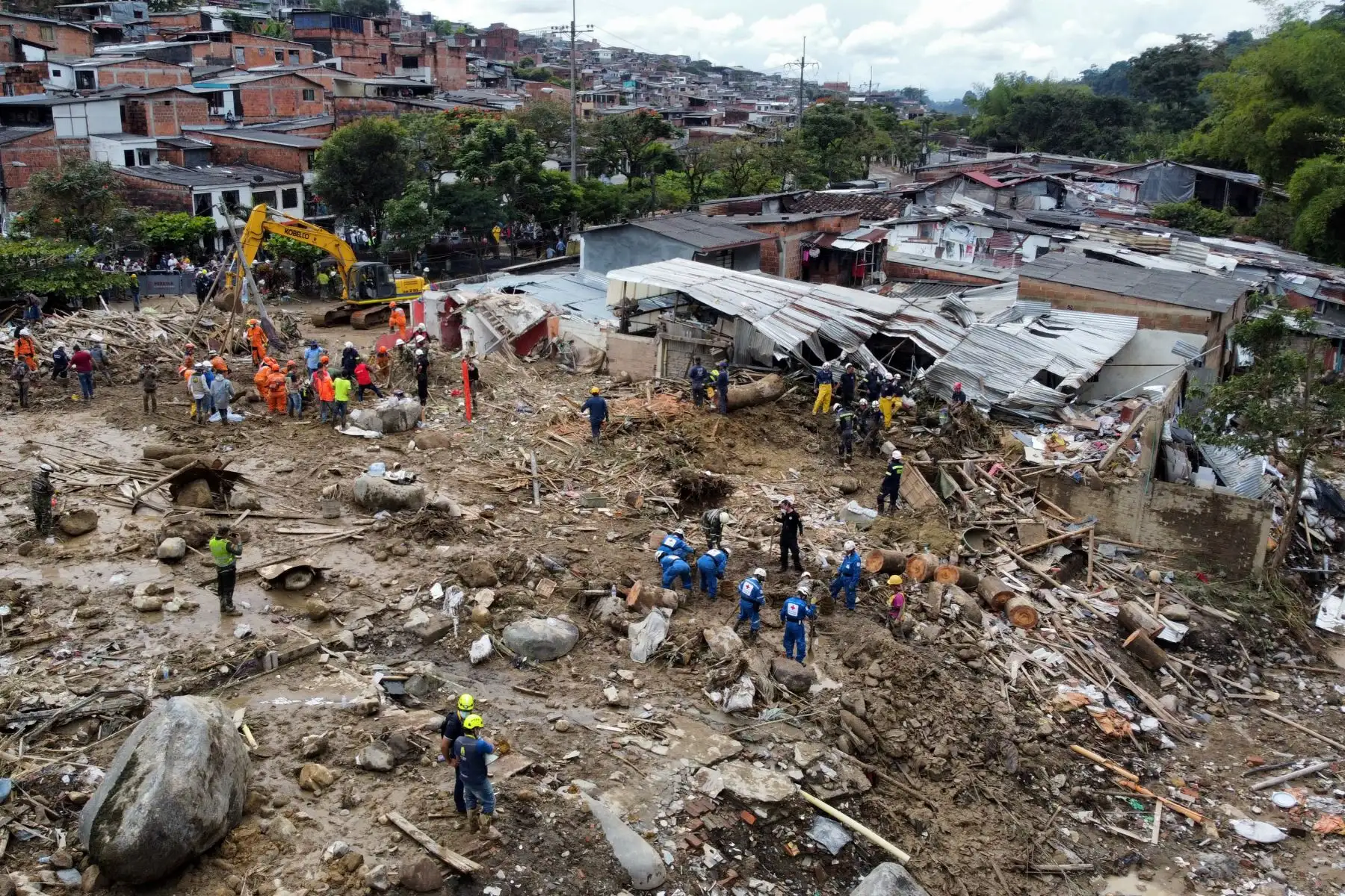 Vista aérea de rescatistas removiendo escombros durante la búsqueda de víctimas luego de un deslizamiento de tierra causado por fuertes lluvias en Pereira, departamento de Risaralda, Colombia, el 8 de febrero de 2022.
Foto: Andina/AFP