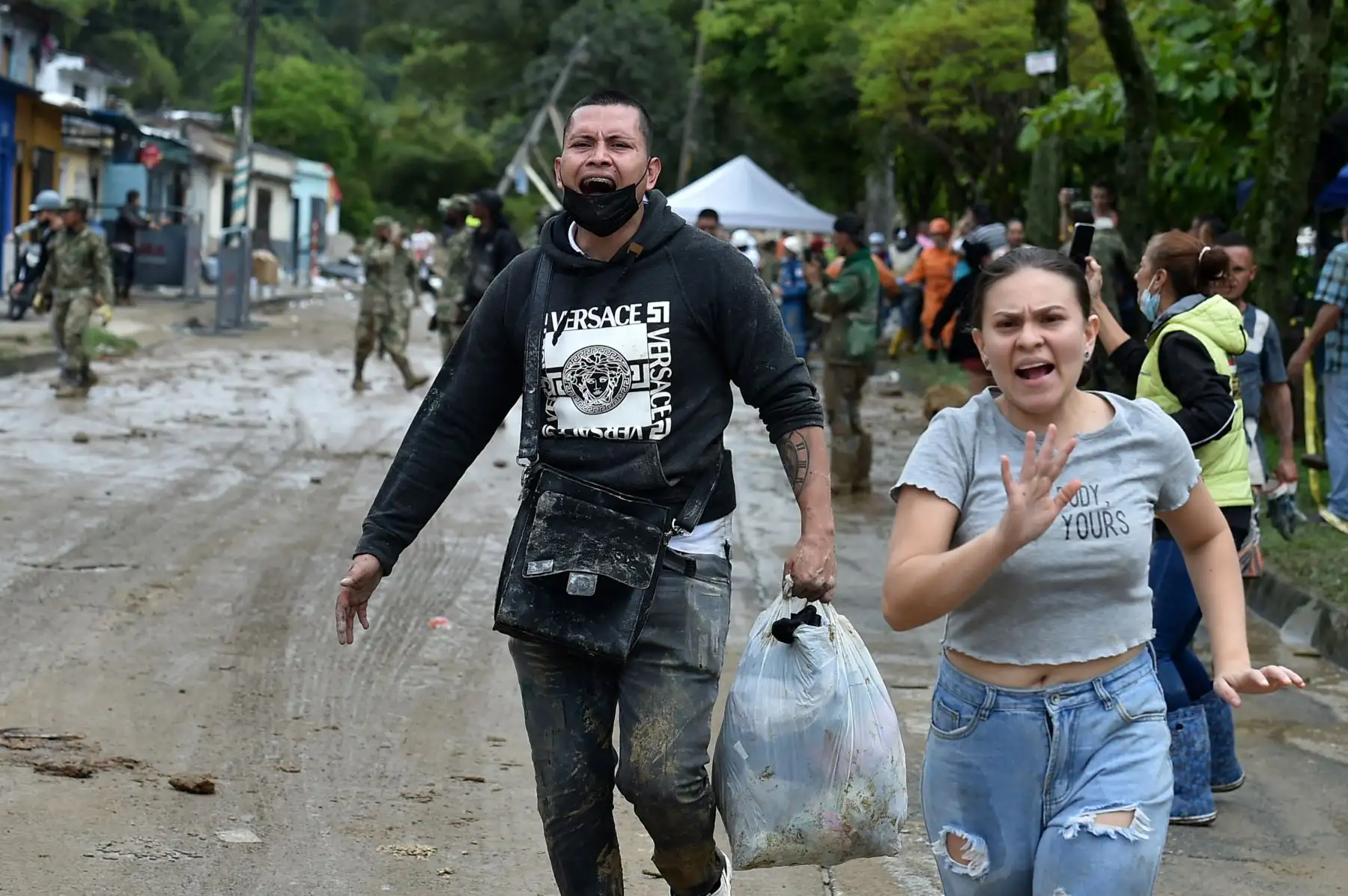 La gente corre debido a la alerta de otro deslizamiento de tierra causado por las fuertes lluvias en Pereira, departamento de Risaralda, Colombia, el 8 de febrero de 2022.
Foto: Andina/AFP
