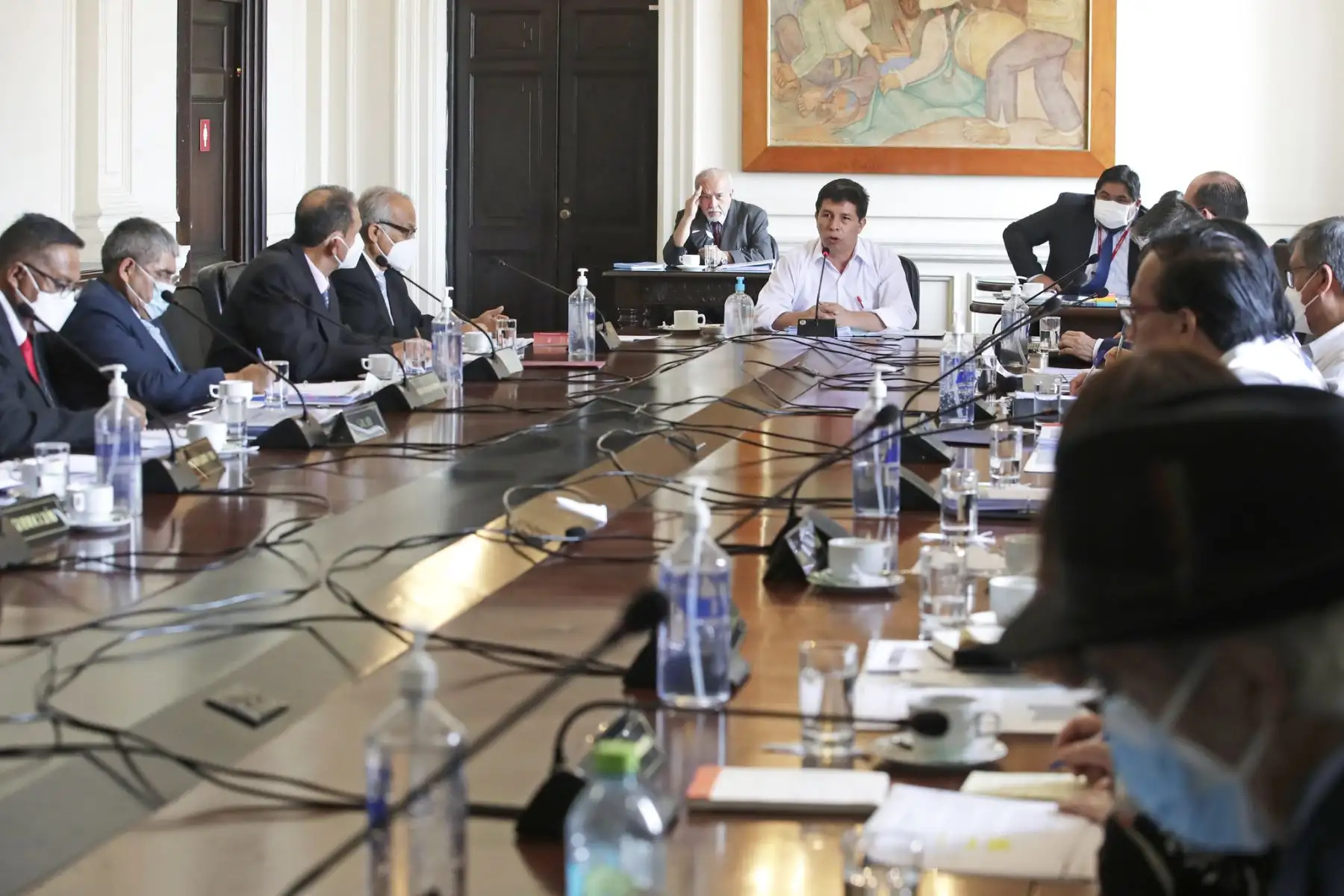 Presidente Pedro Castillo, junto con el jefe del Gabinete Ministerial, Aníbal Torres, lidera sesión del Consejo de Ministros.
Foto: ANDINA/Prensa Presidencia