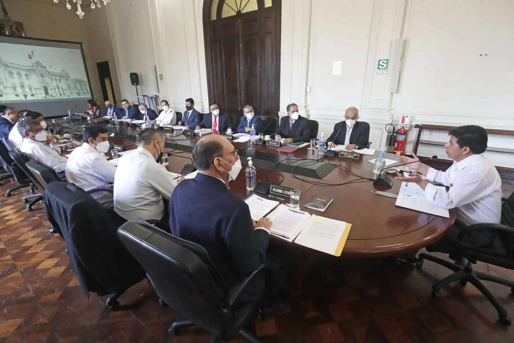 Presidente Pedro Castillo, junto con el jefe del Gabinete Ministerial, Aníbal Torres, lidera sesión del Consejo de Ministros.
Foto: ANDINA/Prensa Presidencia