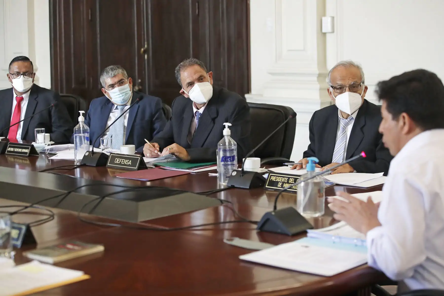 Presidente Pedro Castillo, junto con el jefe del Gabinete Ministerial, Aníbal Torres, lidera sesión del Consejo de Ministros.
Foto: ANDINA/Prensa Presidencia