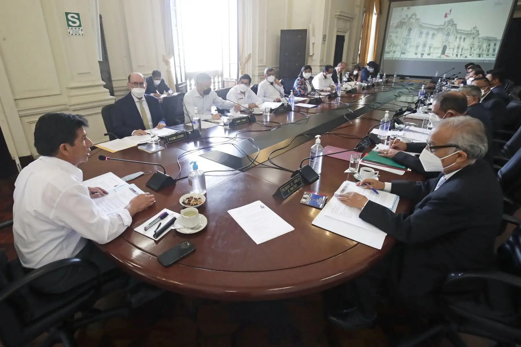 Presidente Pedro Castillo, junto con el jefe del Gabinete Ministerial, Aníbal Torres, lidera sesión del Consejo de Ministros.
Foto: ANDINA/Prensa Presidencia