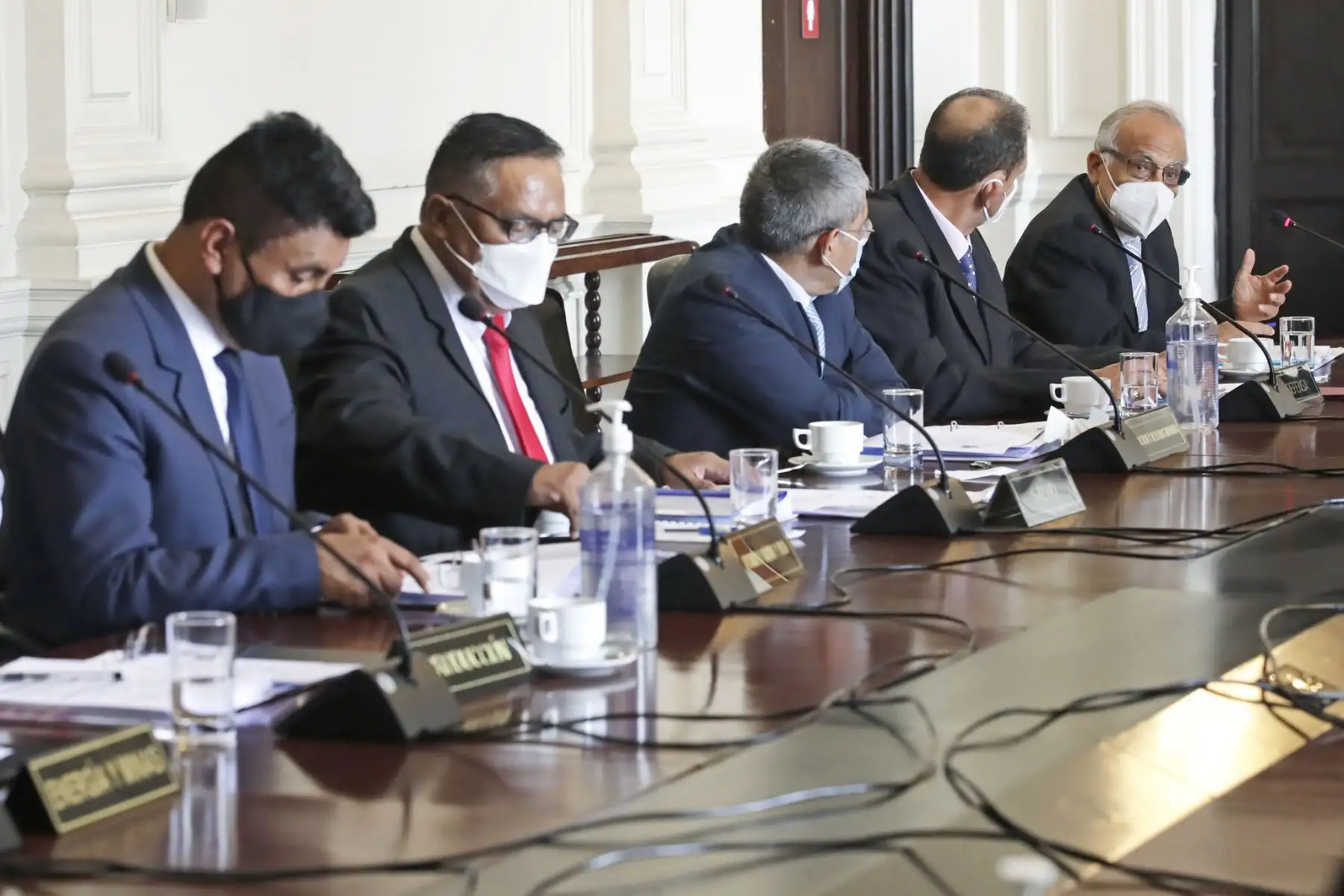 Presidente Pedro Castillo, junto con el jefe del Gabinete Ministerial, Aníbal Torres, lidera sesión del Consejo de Ministros.
Foto: ANDINA/Prensa Presidencia
