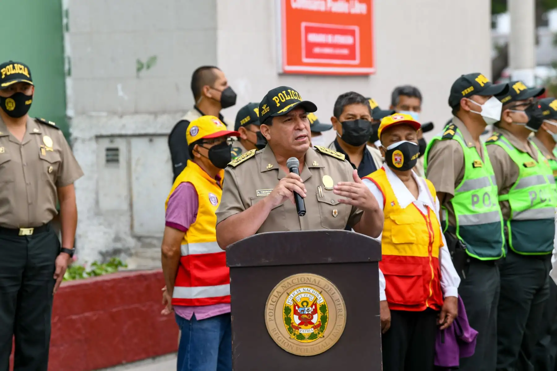 Ministro del Interior, Alfonso Chávarry preside inauguración histórica de la Nueva Central de Videovigilancia en comisaria de Pueblo Libre.
Foto: Mininter
