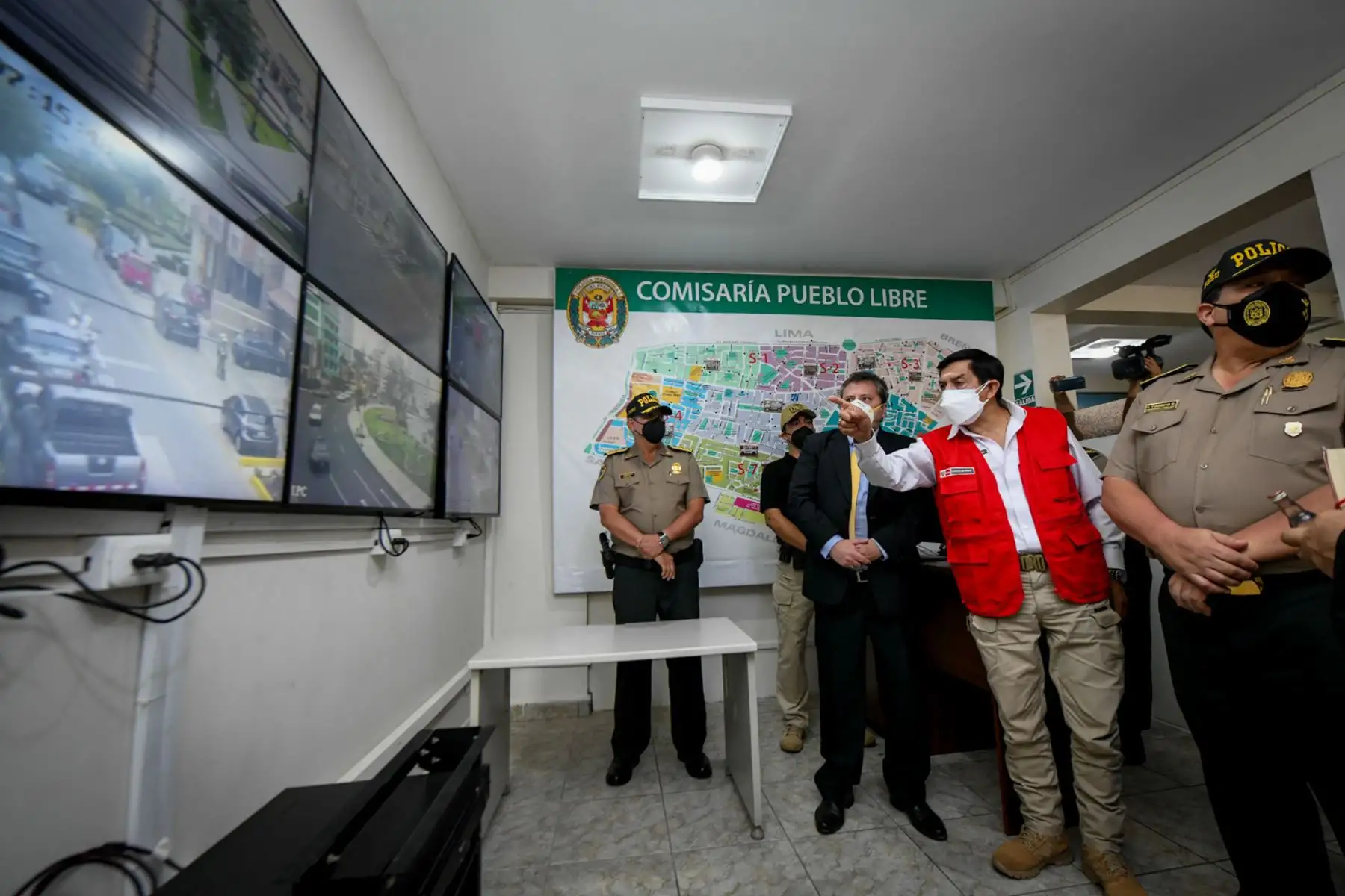 Ministro del Interior, Alfonso Chávarry preside inauguración histórica de la Nueva Central de Videovigilancia en comisaria de Pueblo Libre.
Foto: Mininter