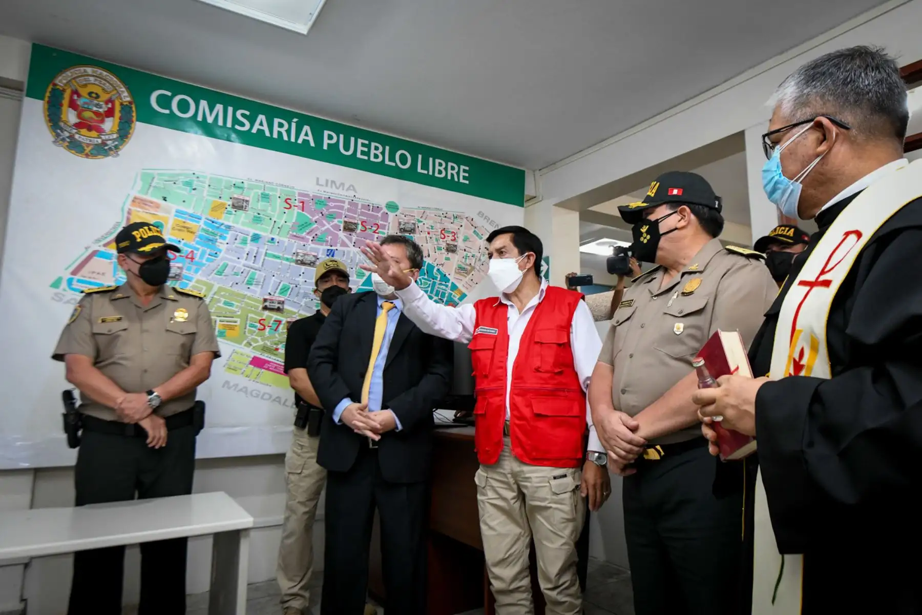 Ministro del Interior, Alfonso Chávarry preside inauguración histórica de la Nueva Central de Videovigilancia en comisaria de Pueblo Libre.
Foto: Mininter