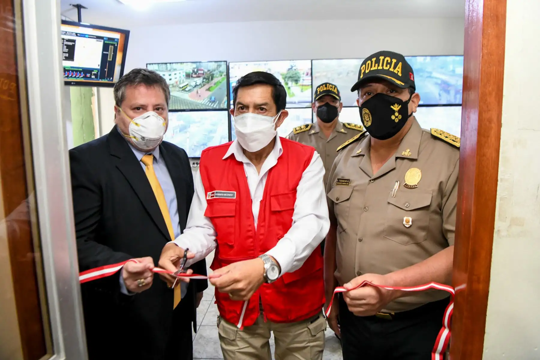 Ministro del Interior, Alfonso Chávarry preside inauguración histórica de la Nueva Central de Videovigilancia en comisaria de Pueblo Libre.
Foto: Mininter