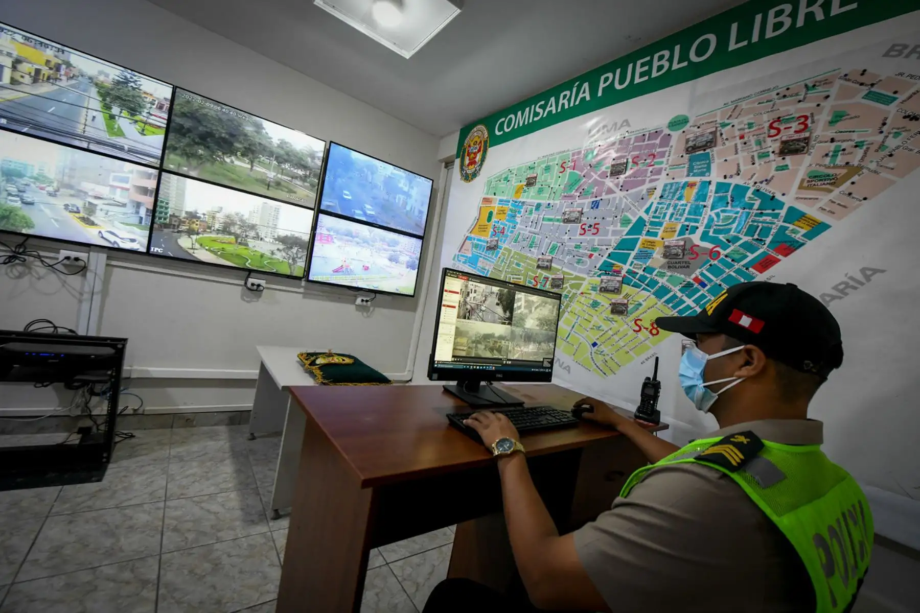 Ministro del Interior, Alfonso Chávarry preside inauguración histórica de la Nueva Central de Videovigilancia en comisaria de Pueblo Libre.
Foto: Mininter