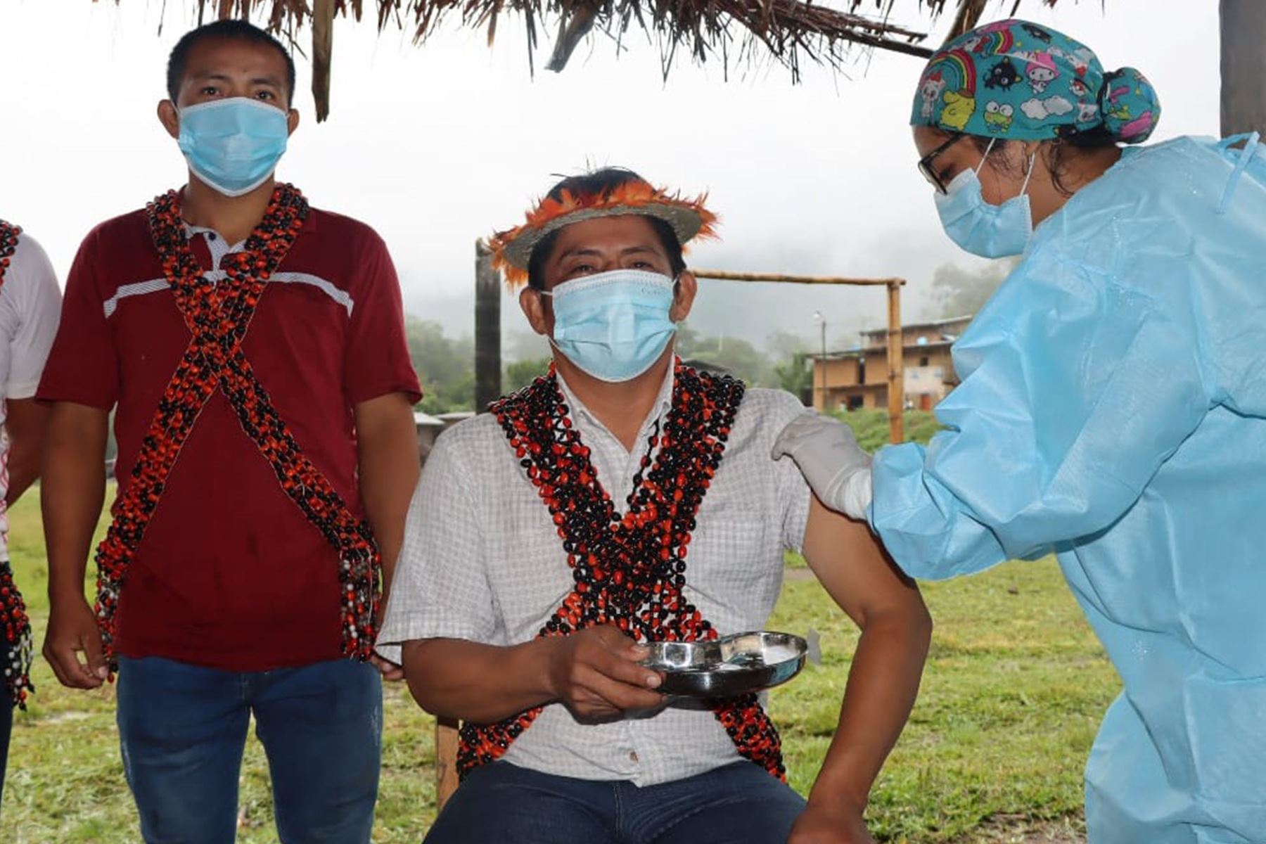 El apu awajún Román Jempekit Petsá fue el primero en ser inoculado contra el covid-18 en el centro poblado Awajún Naranjos, región Cajamarca. Foto: ANDINA/Minsa
