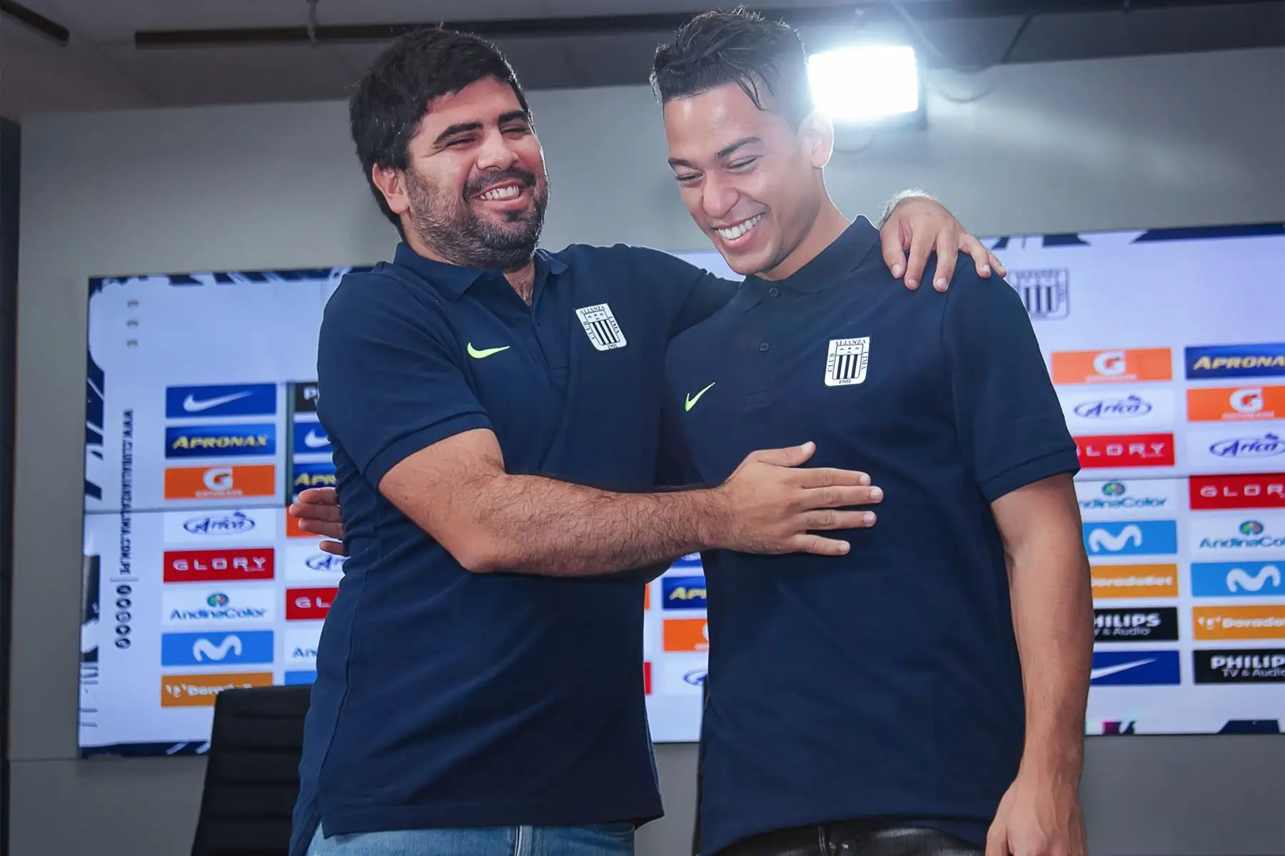 Alianza Lima hizo oficial hoy la contratación de Cristian Benavente, quien permanecerá en el club "íntimo" por toda la temporada 2022.
Foto: Alianza Lima