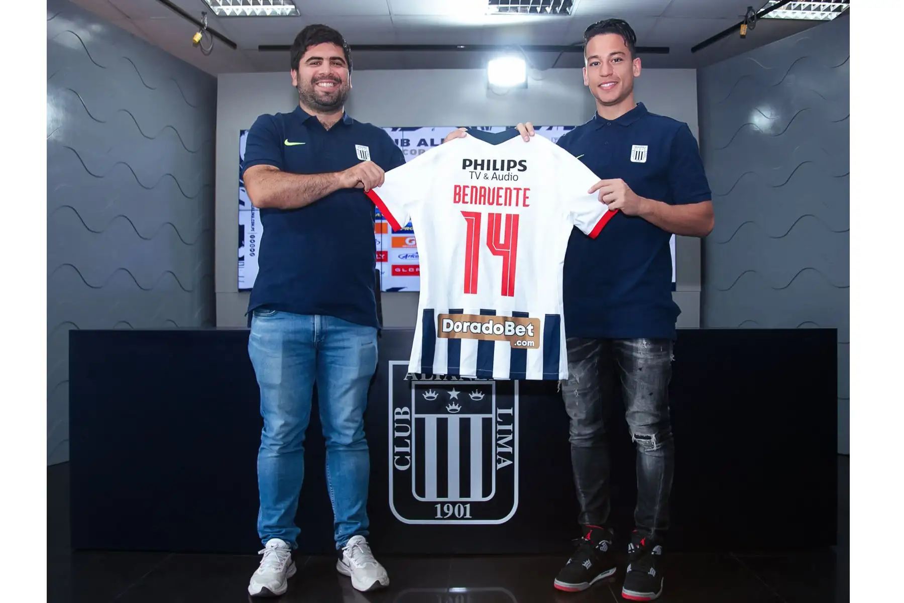 Alianza Lima hizo oficial hoy la contratación de Cristian Benavente, quien permanecerá en el club "íntimo" por toda la temporada 2022.
Foto: Alianza Lima