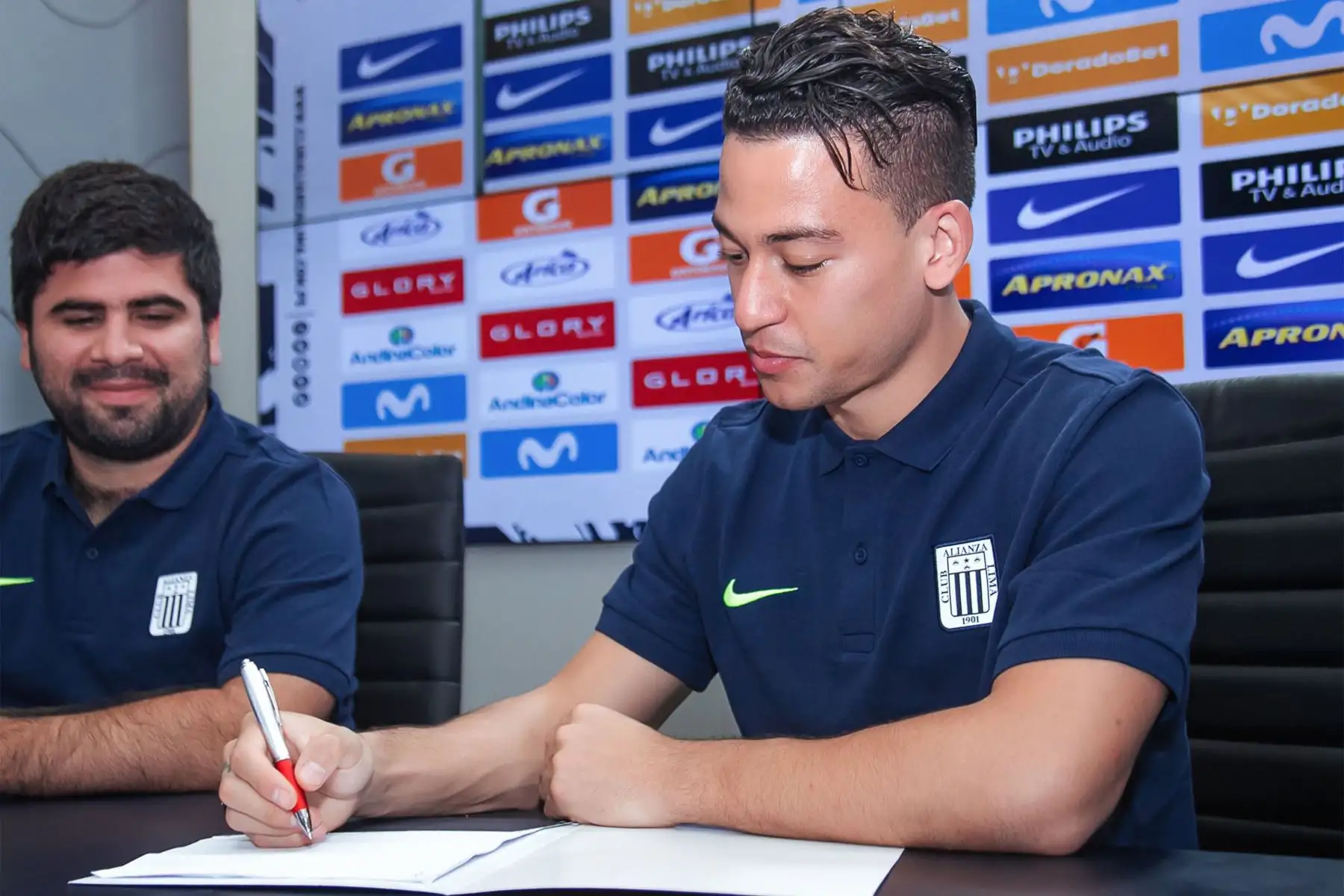 Alianza Lima hizo oficial hoy la contratación de Cristian Benavente, quien permanecerá en el club "íntimo" por toda la temporada 2022.
Foto: Alianza Lima