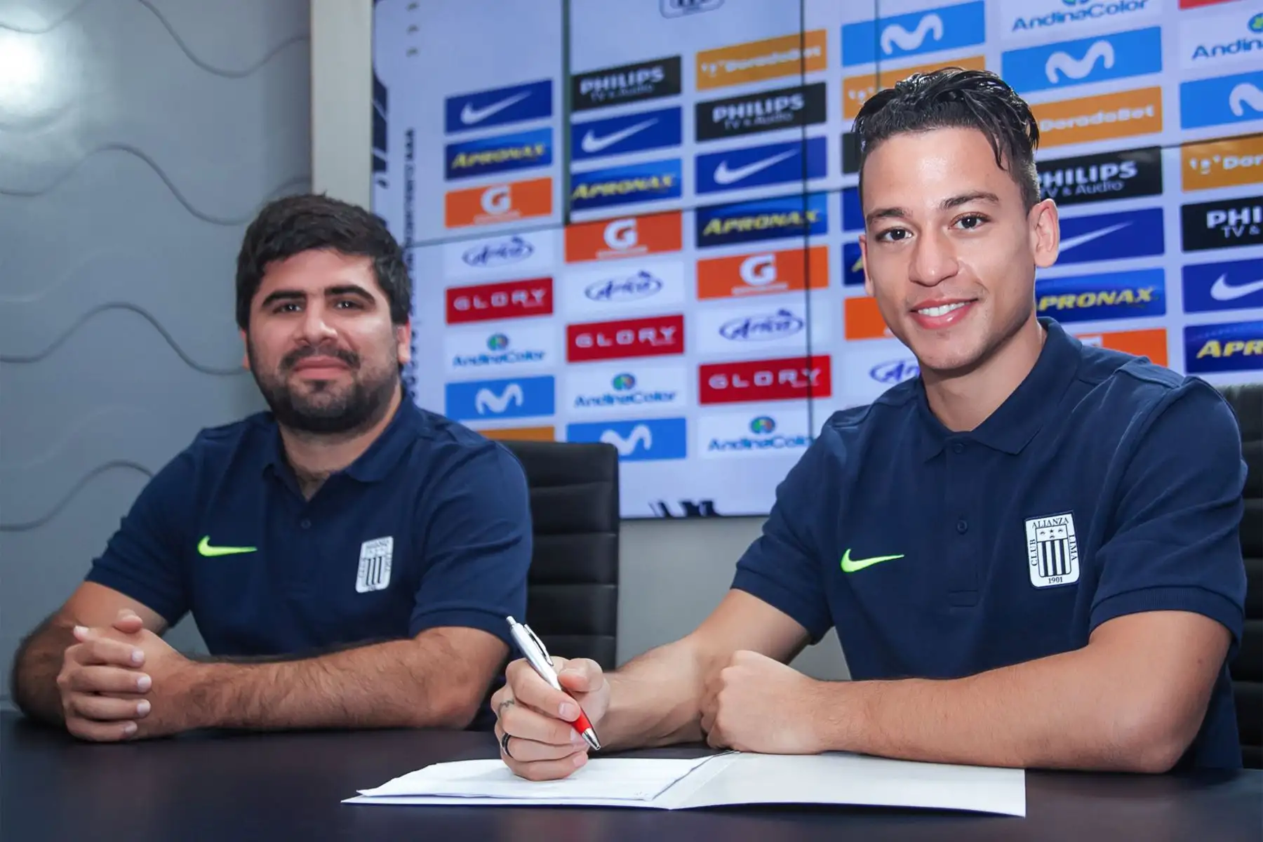 Alianza Lima hizo oficial hoy la contratación de Cristian Benavente, quien permanecerá en el club "íntimo" por toda la temporada 2022.
Foto: Alianza Lima