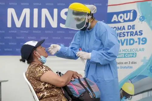 Solo el 8 de febrero se registraron los resultados de 96,593 personas muestreadas, de las cuales 6,404 fueron casos sintomáticos confirmados de ese día. ANDINA/ Minsa