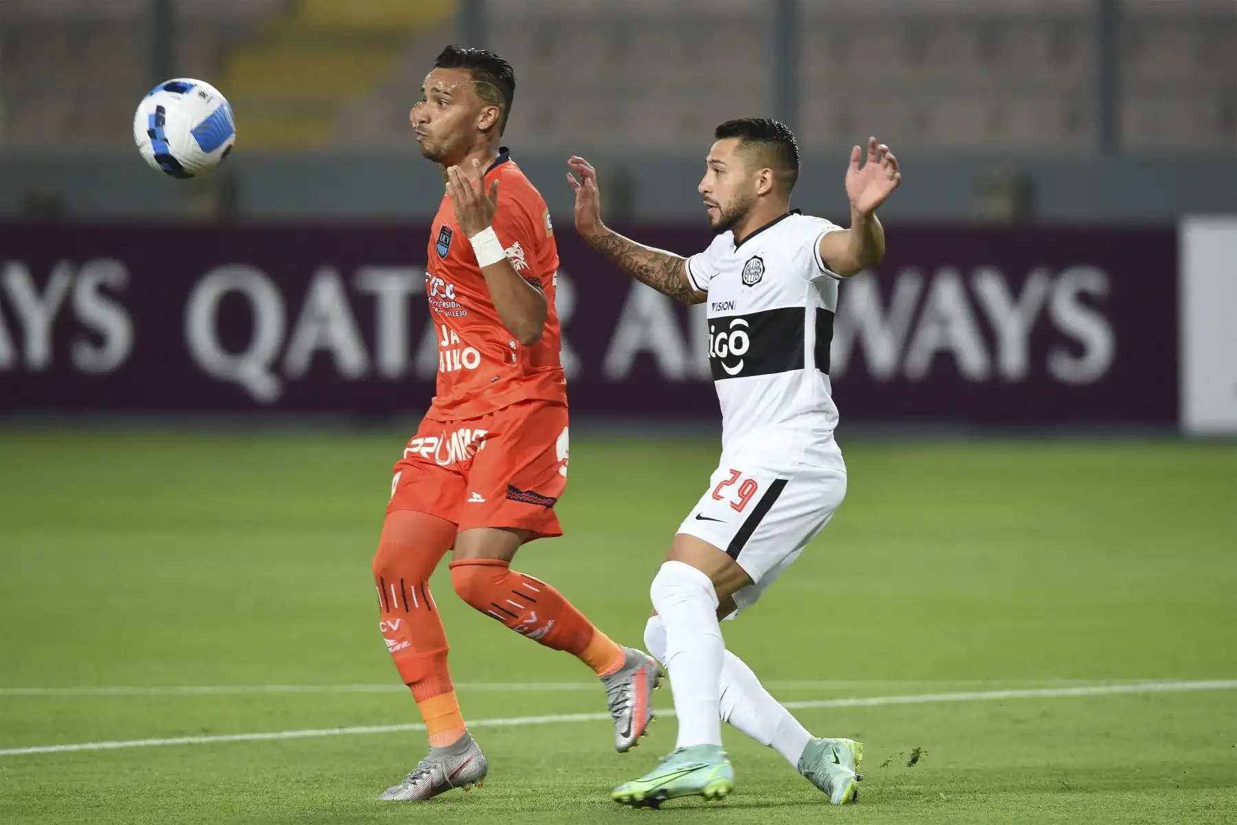Víctor Salazar de Paraguay y  Patricio Arce de César Vallejo , de Perú compiten por el balón durante su partido de fútbol de la Copa Libertadores en el Estadio Nacional de Lima.
Foto: AFP