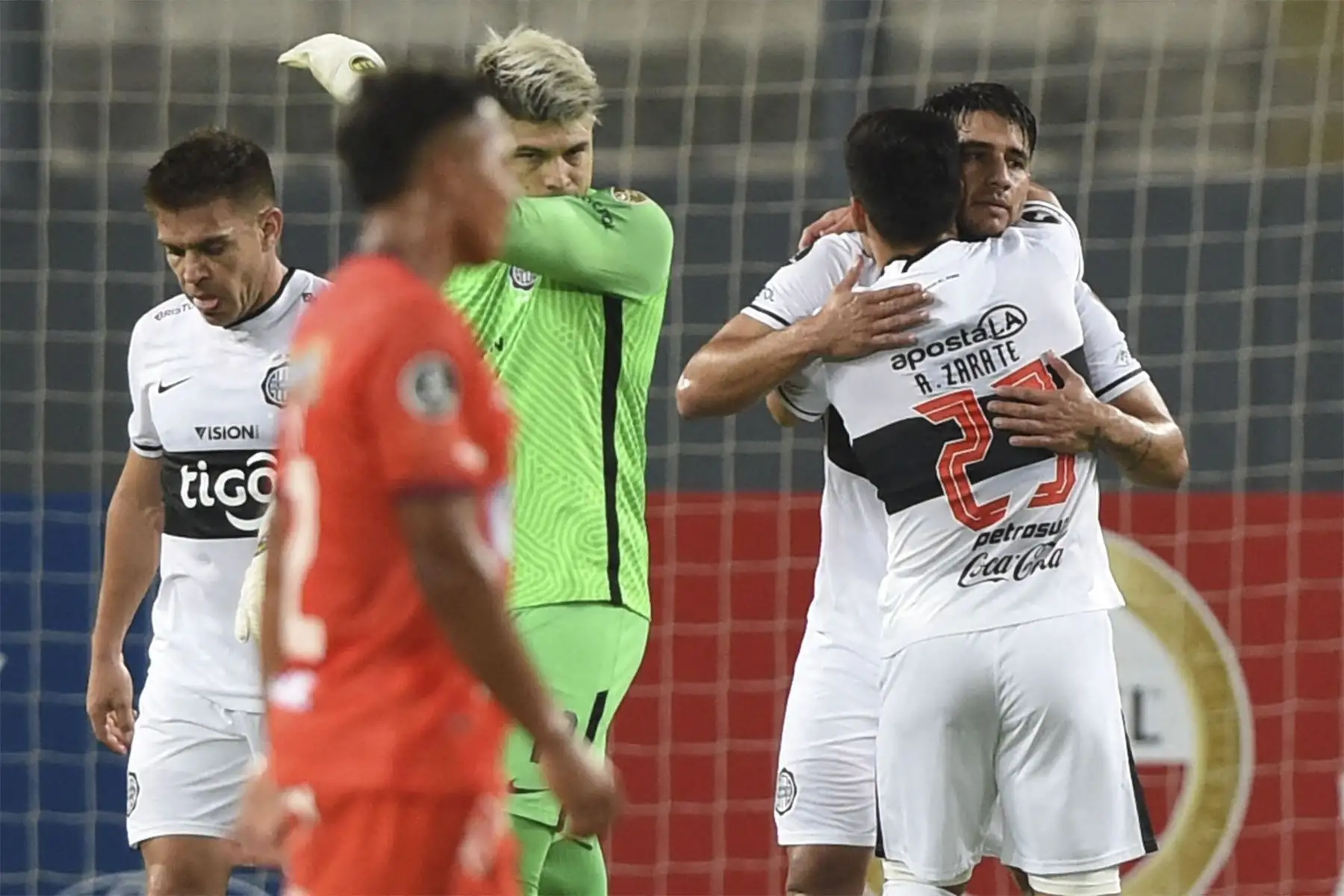 Los jugadores del Olimpia de Paraguay celebran la final del partido de fútbol de la Copa Libertadores entre César Vallejo de Perú y Olimpia de Paraguay en el Estadio Nacional de Lima.
Foto: AFP