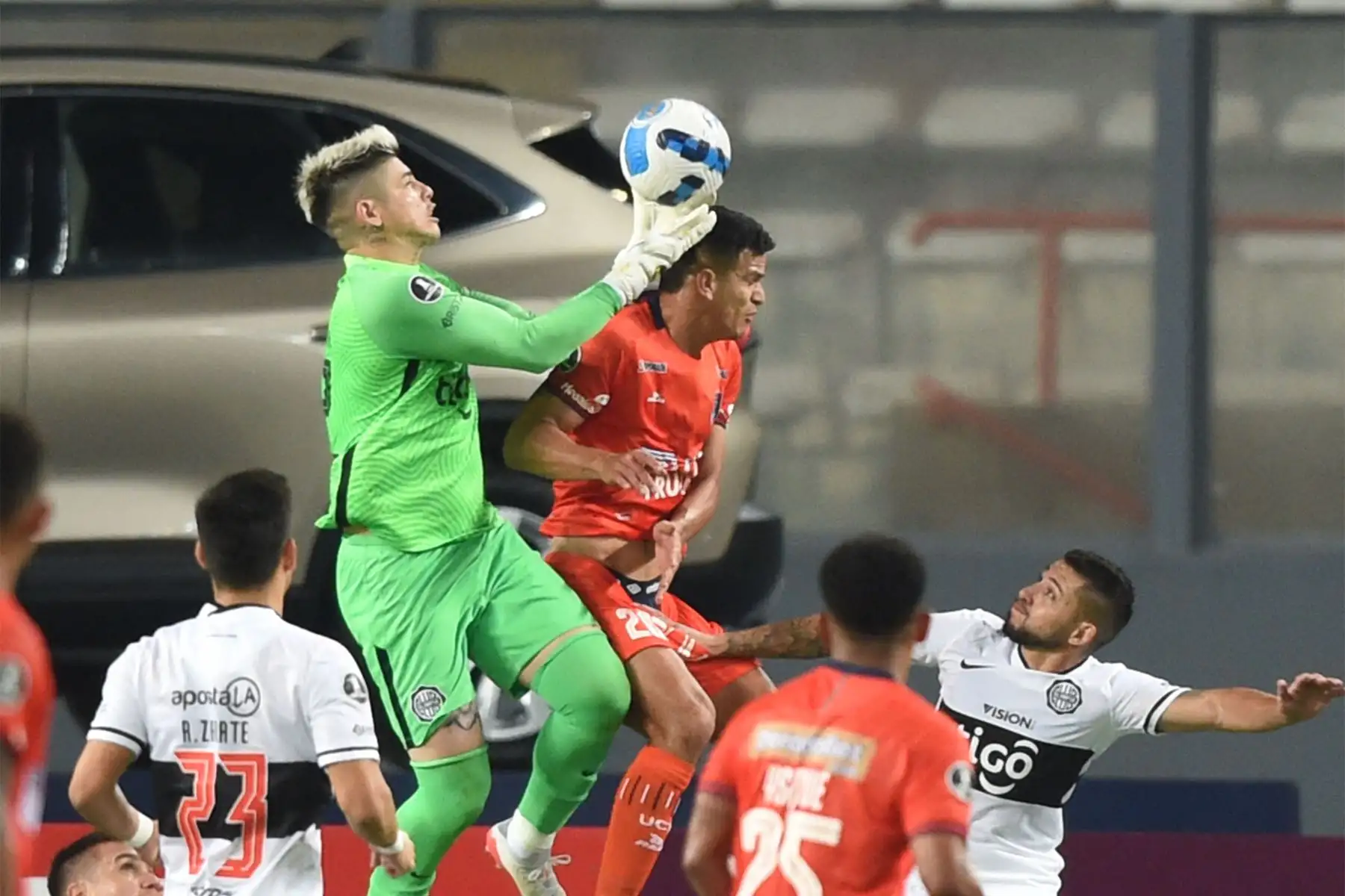 El portero del Olimpia de Paraguay, Alfredo Aguilar, y Osnar Noronha del César Vallejo, disputan el balón durante el partido de fútbol por la Copa Libertadores en el Estadio Nacional de Lima.
Foto: AFP