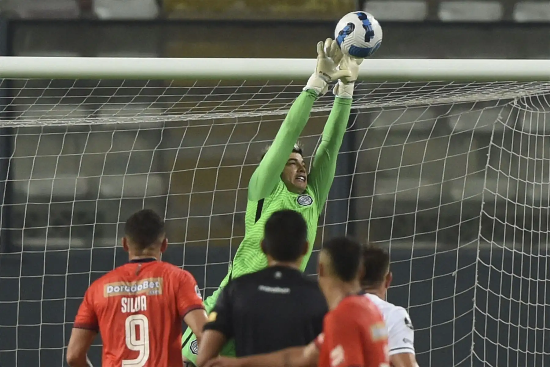 El portero del Olimpia de Paraguay, Alfredo Aguilar, se lanza por el balón durante el partido de fútbol de la Copa Libertadores entre el peruano César Vallejo y el Olimpia de Paraguay en el Estadio Nacional de Lima.
Foto: AFP