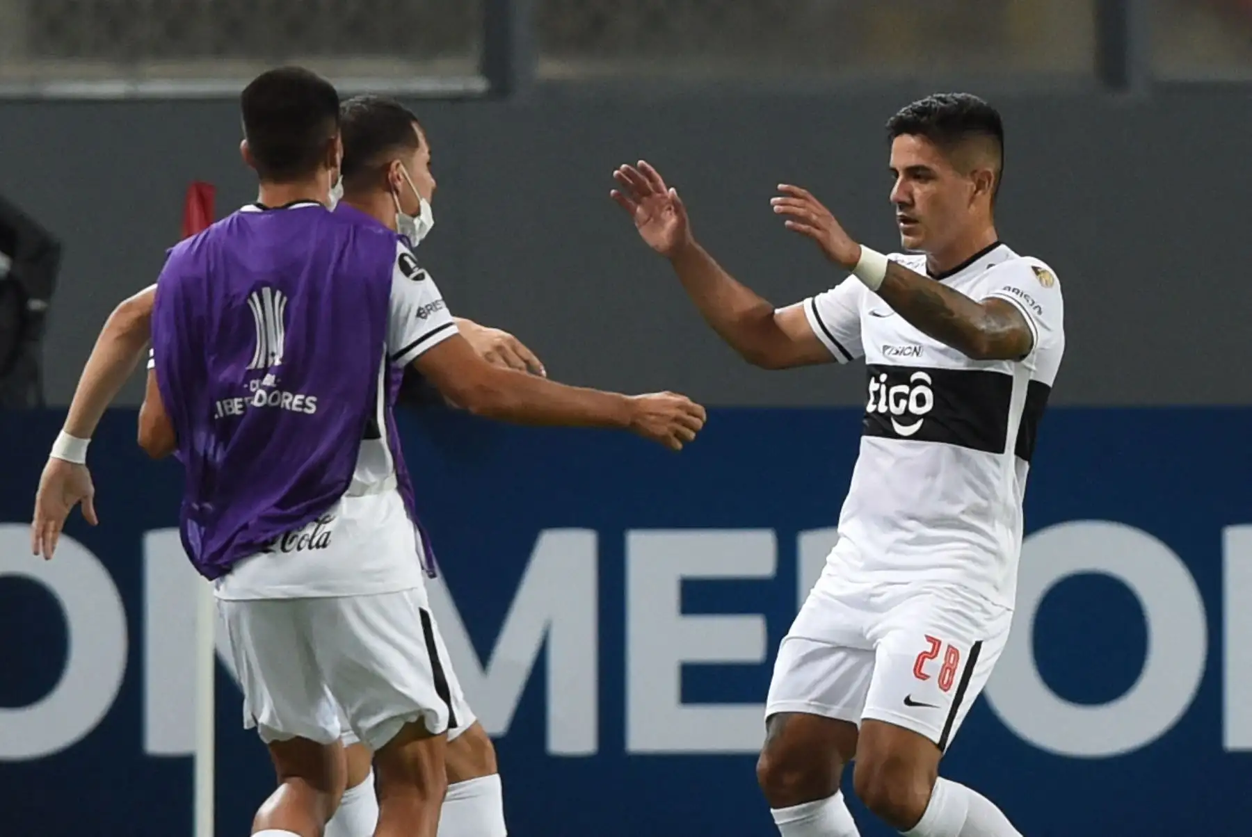 Jorge Recalde de Paraguay, celebra después de marcar un gol durante el partido de fútbol de la Copa Libertadores entre César Vallejo de Perú y Olimpia de Paraguay en el Estadio Nacional de Lima.
Foto: AFP