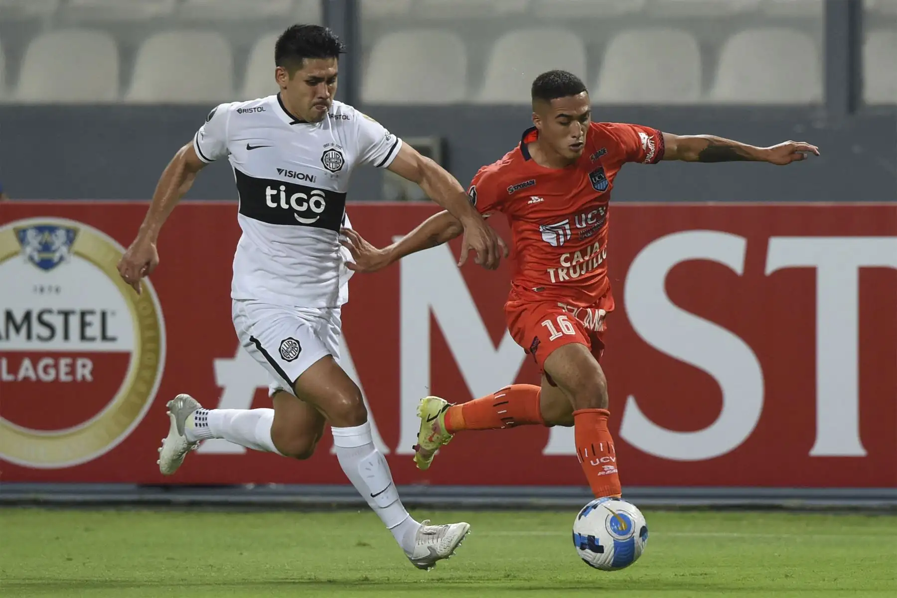 Saul Salcedo del Olimpia  de Paraguay y  Orlando Nuñez de César Vallejo de Perú compiten por el balón durante su partido de fútbol de la Copa Libertadores en el estadio Nacional de Lima.
Foto: AFP