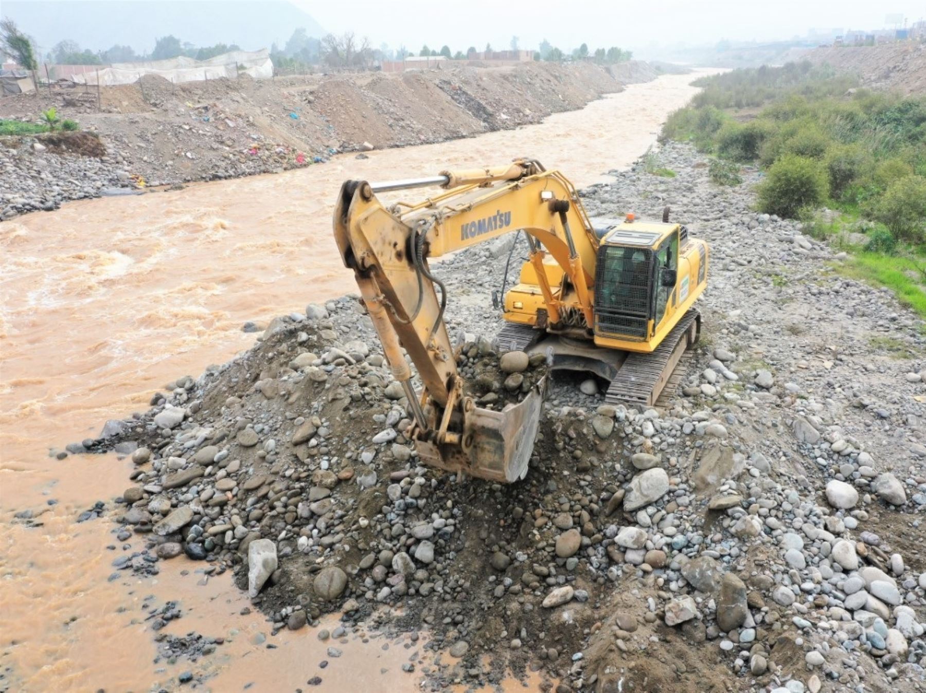 Ministerio de Vivienda interviene con maquinaria pesada y cisternas en 12 regiones para encauzar ríos y quebradas con el objetivo de prevenir desbordes e inundaciones. Foto: ANDINA/difusión.