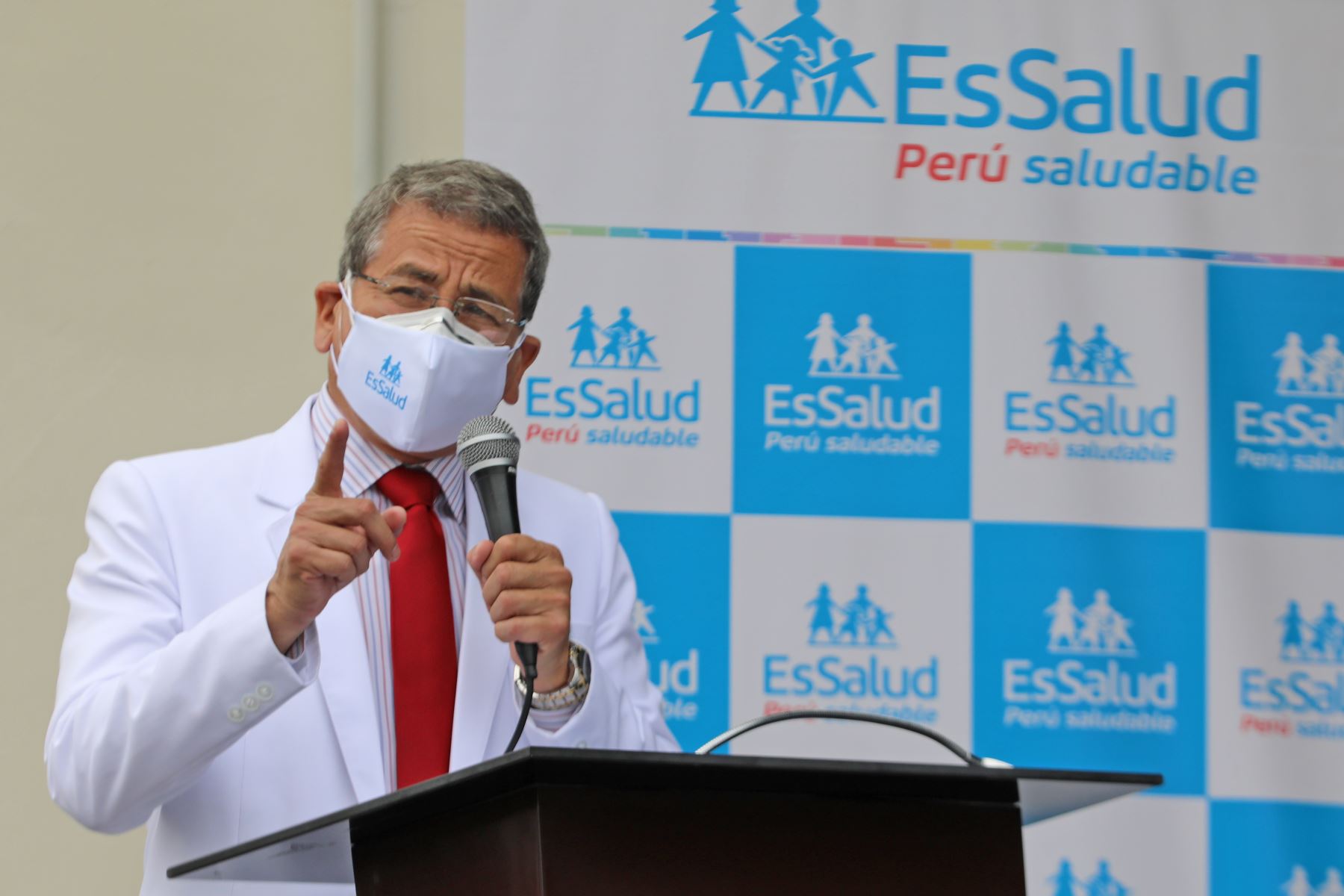 Presidente de EsSalud, Gino Dávila, exhorta a trabajar firmemente para cerrar brechas en salud. Foto: ANDINA/difusión.