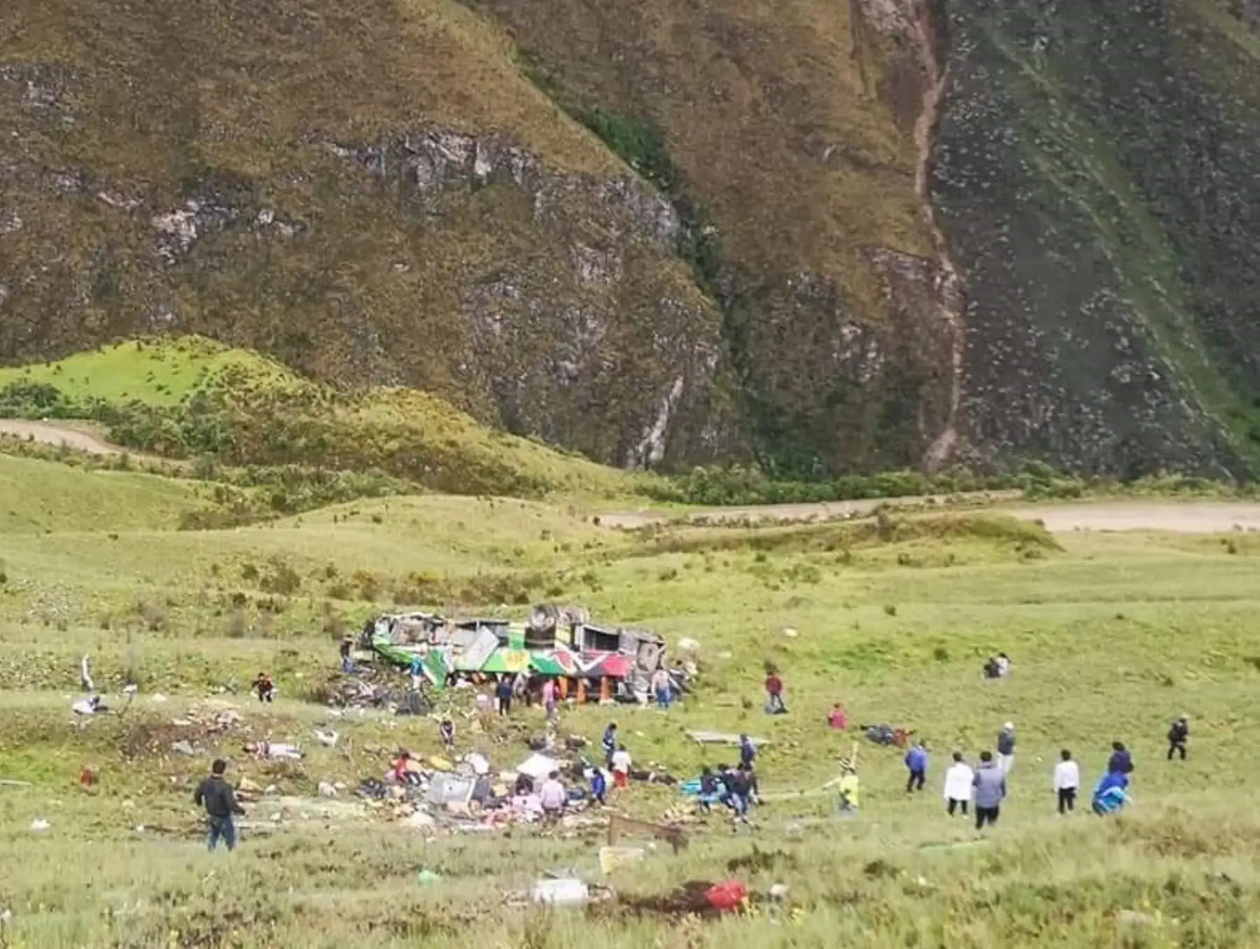 La Libertad declara regional por las 20 víctimas mortales del trágico accidente ocurrido ayer en Pataz, a consecuencia del despiste y caída de un bus interprovincial a un abismo, e instó a izar las banderas a media asta en los locales públicos. ANDINA/Difusión