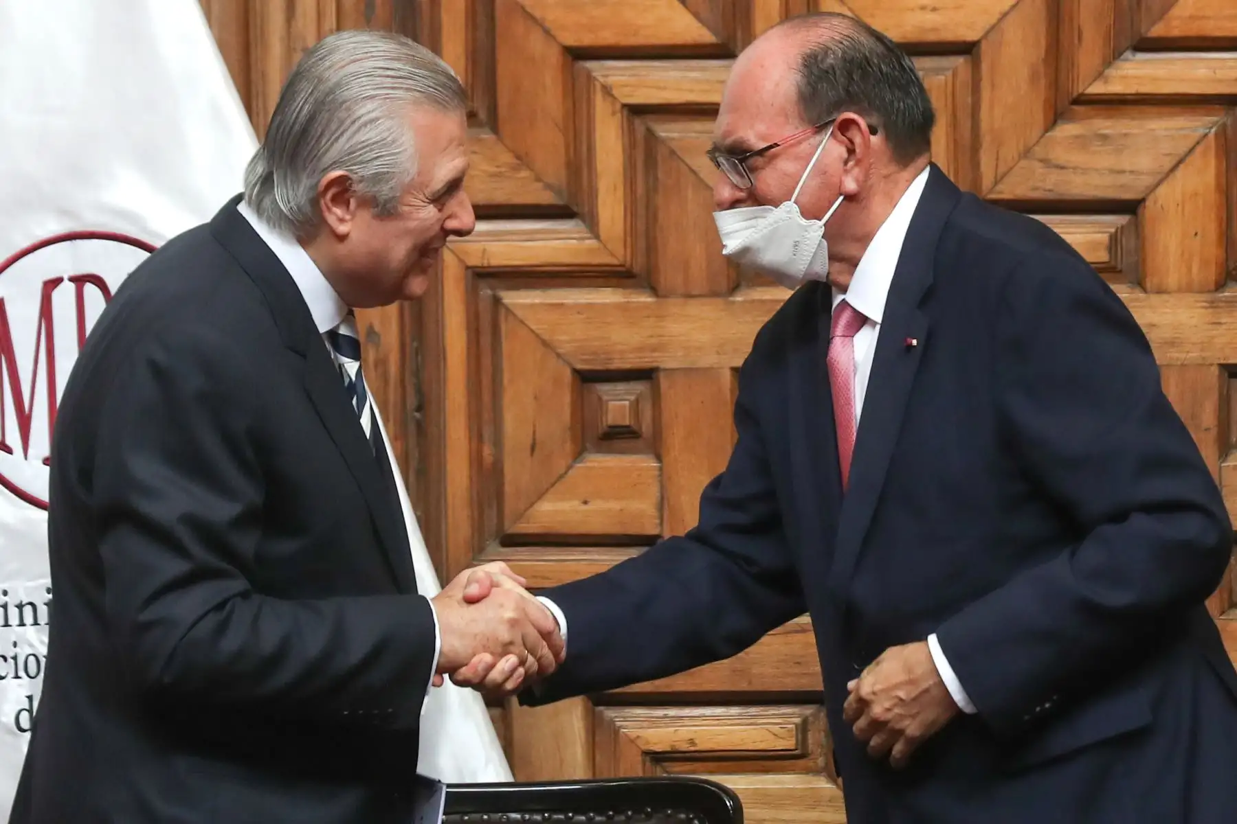 Ceremonia de transferencia de cargo del exministro de Relaciones Exteriores, Óscar Maúrtua al nuevo ministro, Cesar Landa Arroyo. En su discurso mencionó que abrirá las puertas del Palacio Torre Tagle a la población y desplegará una "diplomacia Andina" para fortalecer vínculos entre los países de América Latina. Foto: ANDINA/ Carla Patiño