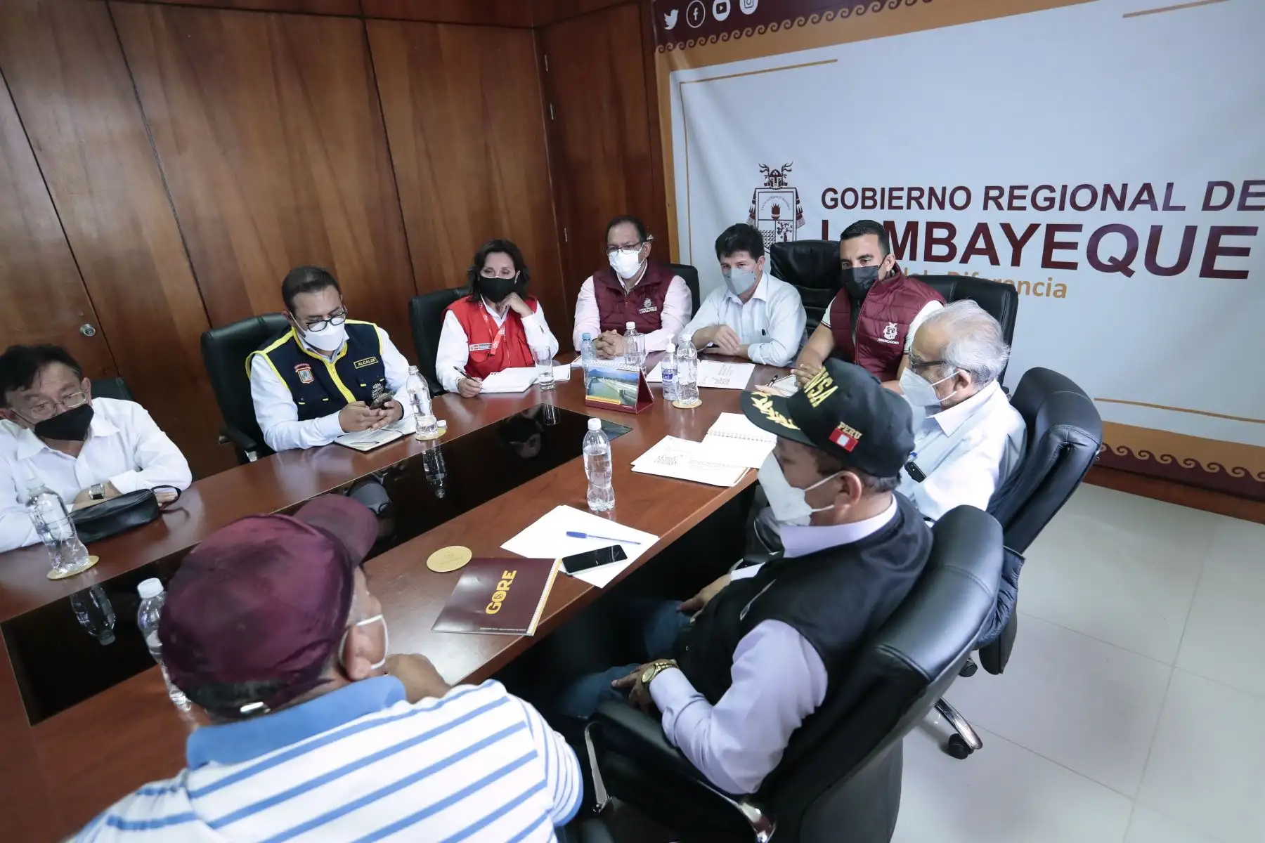 El jefe de Estado, Pedro Castillo, sostiene una reunión de trabajo con el vicegobernador y el gerente regional del Gobierno Regional de Lambayeque, así como con el alcalde de Chiclayo, para coordinar las acciones orientadas a impulsar la agenda Lambayeque, en beneficio de su población.Foto: ANDINA/Prensa Presidencia