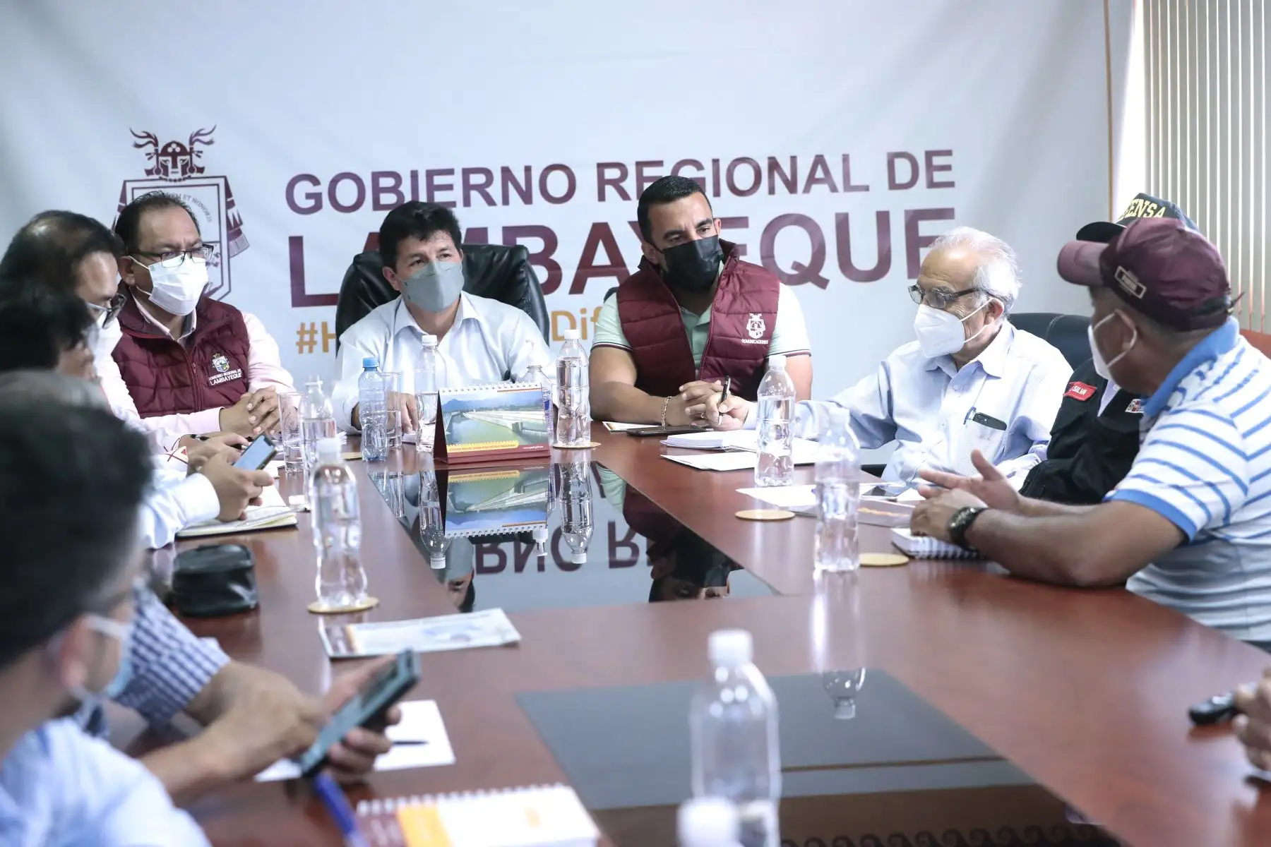El jefe de Estado, Pedro Castillo, sostiene una reunión de trabajo con el vicegobernador y el gerente regional del Gobierno Regional de Lambayeque, así como con el alcalde de Chiclayo, para coordinar las acciones orientadas a impulsar la agenda Lambayeque, en beneficio de su población.Foto: ANDINA/Prensa Presidencia