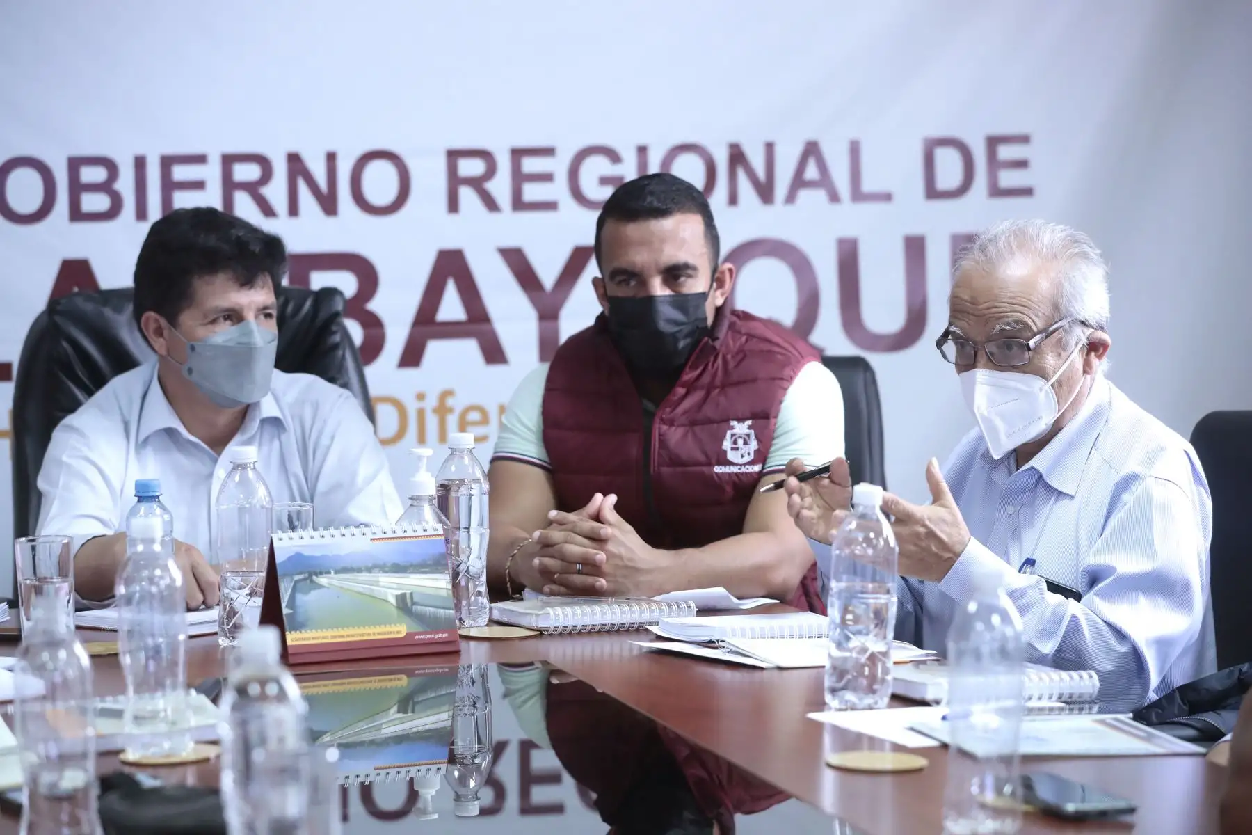 El jefe de Estado, Pedro Castillo, sostiene una reunión de trabajo con el vicegobernador y el gerente regional del Gobierno Regional de Lambayeque, así como con el alcalde de Chiclayo, para coordinar las acciones orientadas a impulsar la agenda Lambayeque, en beneficio de su población.Foto: ANDINA/Prensa Presidencia
