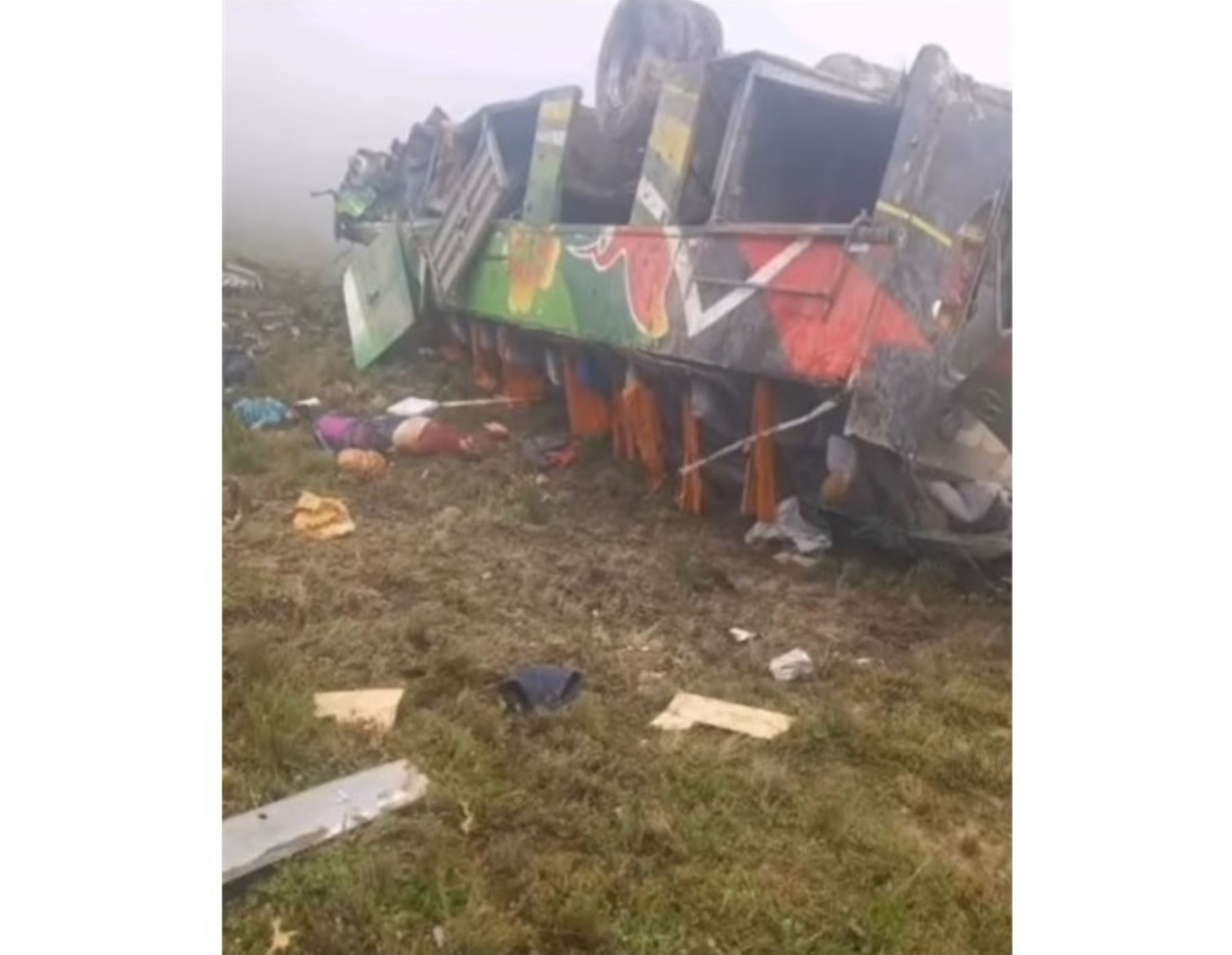 Así quedó el ómnibus de la empresa Picaflor que ayer sufrió un despiste y cayó a un abismo de 200 metros en Pataz y que dejó como trágico saldo 22 personas muertas y 28 heridas.