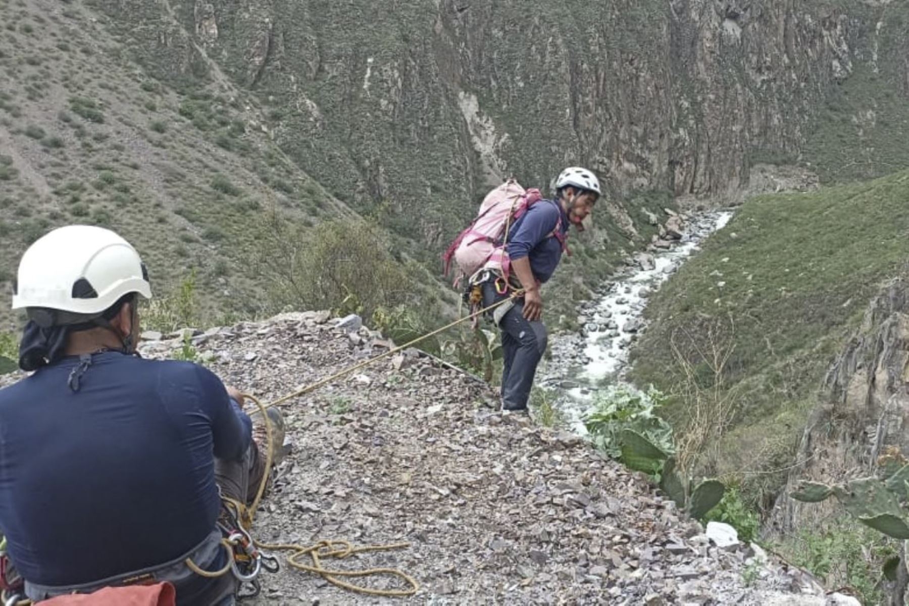 Con ayuda del dron, brigadistas observaron una cueva en el sector de Achachihua del valle del Colca. Foto: ANDINA/Difusión