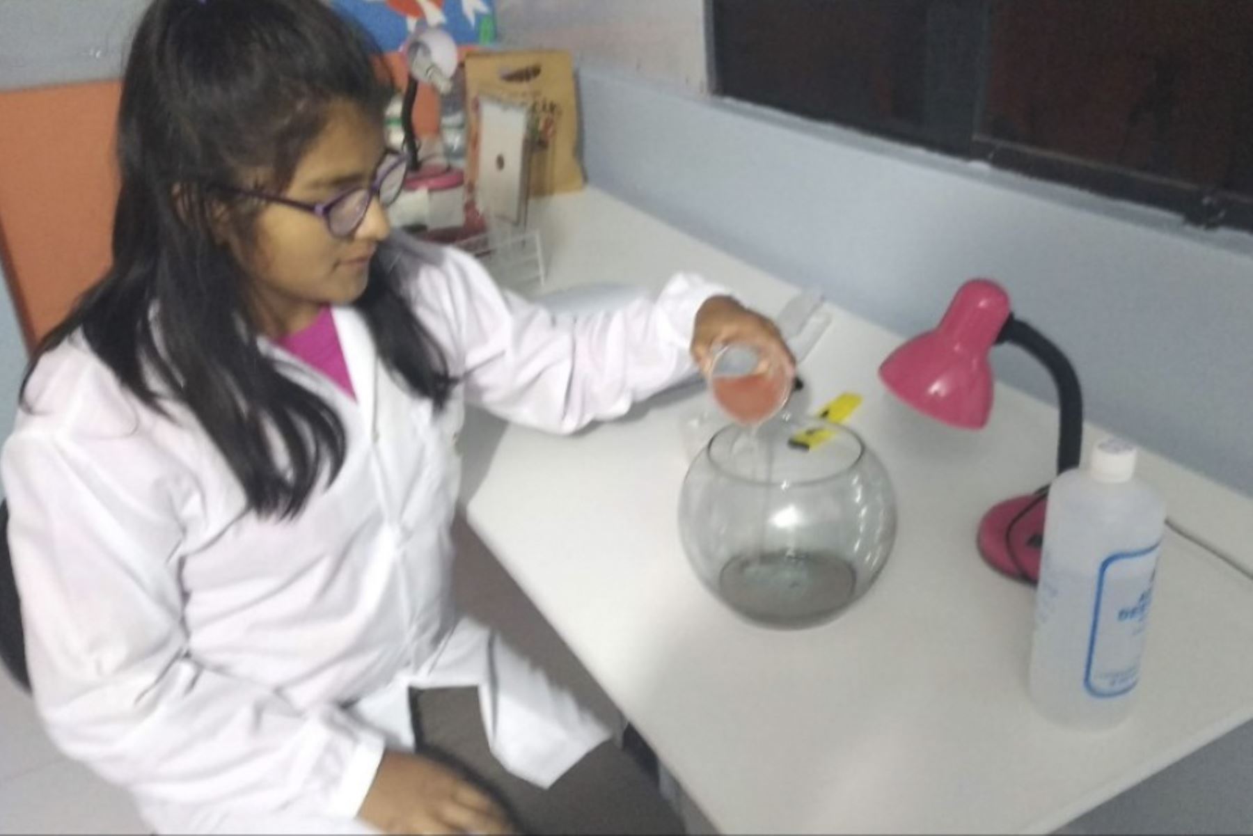 A los 14 años, Valeria Mendoza estudia el comportamiento de las bacterias en condiciones muy similares a las de Marte, con el fin de descubrir si en el planeta rojo puede haber vida.
