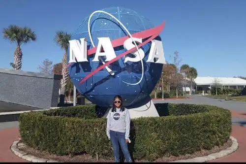 A los 14 años, Valeria Mendoza estudia el comportamiento de las bacterias en condiciones muy similares a las de Marte, con el fin de descubrir si en el planeta rojo puede haber vida.