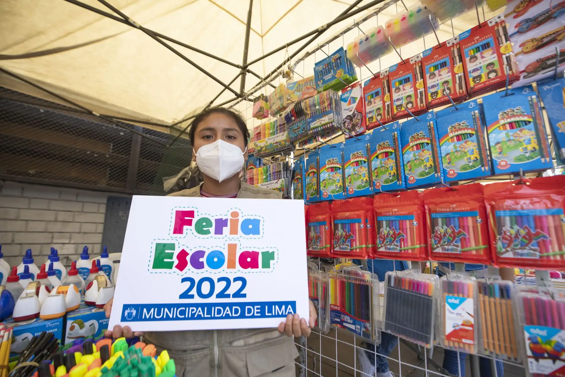 A puertas del inicio del año escolar, la Municipalidad de Lima presenta la Feria Escolar 2022 donde ofrecen diversos artículos de buena calidad desde un sol. Más de 60 comerciantes ofrecen lápices, colores, mochilas, etc. en la cuadra 15 de la Av. Nicolás de Piérola, en el Cercado. Foto: MML