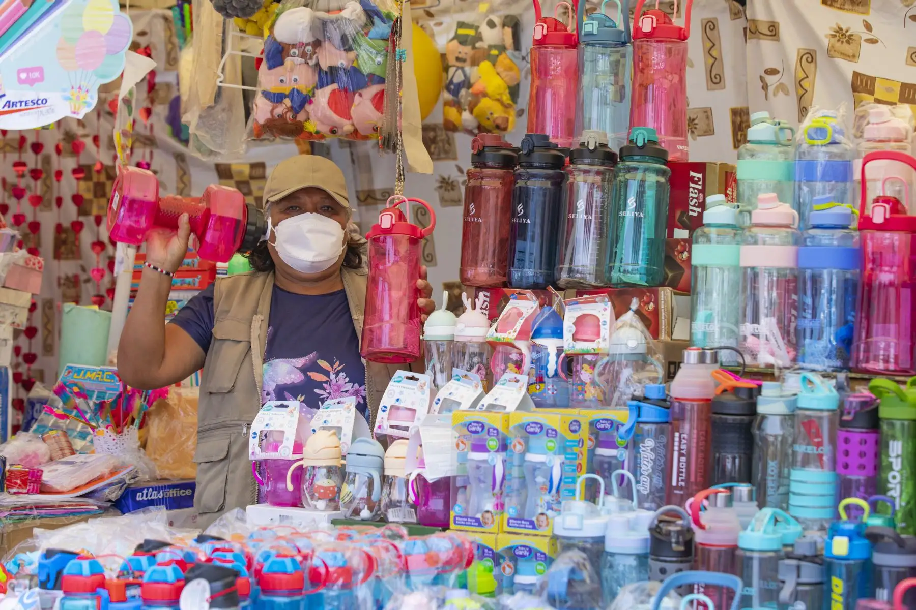 A puertas del inicio del año escolar, la Municipalidad de Lima presenta la Feria Escolar 2022 donde ofrecen diversos artículos de buena calidad desde un sol. Más de 60 comerciantes ofrecen lápices, colores, mochilas, etc. en la cuadra 15 de la Av. Nicolás de Piérola, en el Cercado. Foto: MML