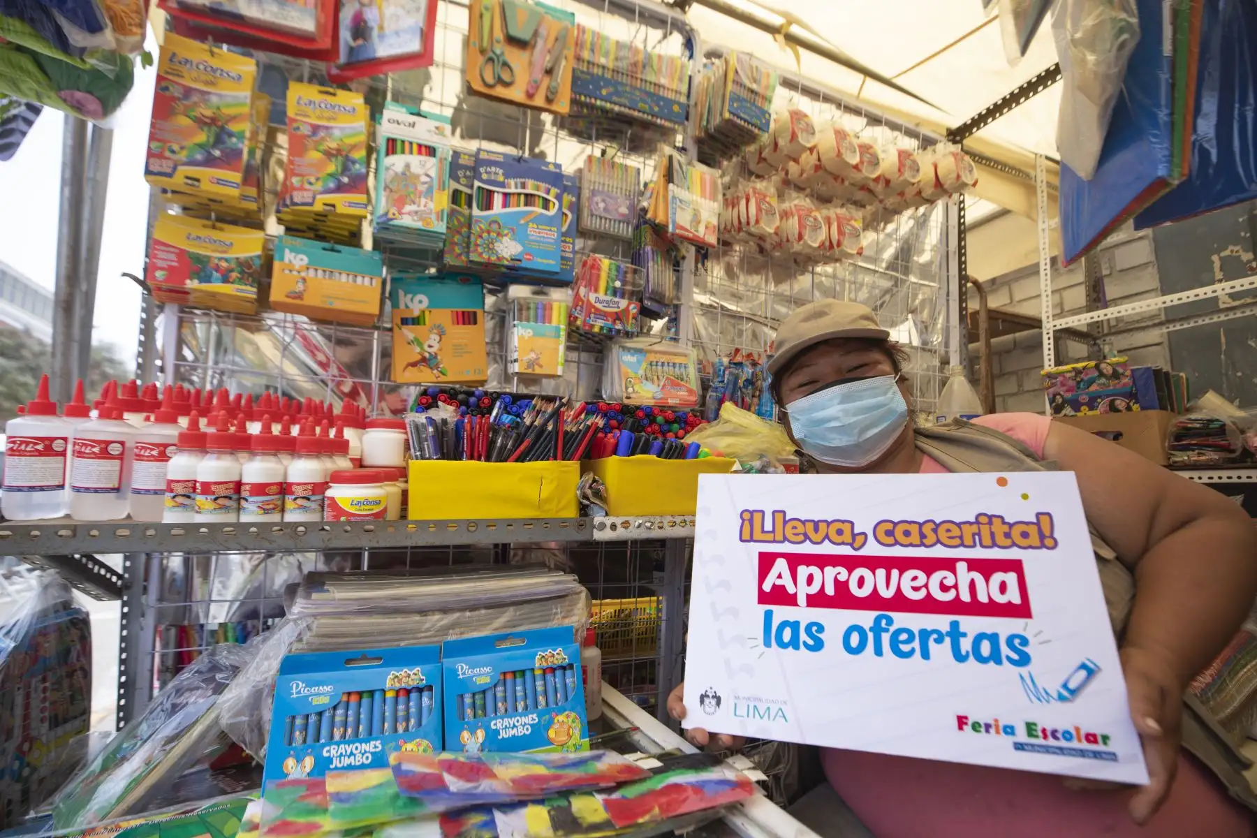 A puertas del inicio del año escolar, la Municipalidad de Lima presenta la Feria Escolar 2022 donde ofrecen diversos artículos de buena calidad desde un sol. Más de 60 comerciantes ofrecen lápices, colores, mochilas, etc. en la cuadra 15 de la Av. Nicolás de Piérola, en el Cercado. Foto: MML