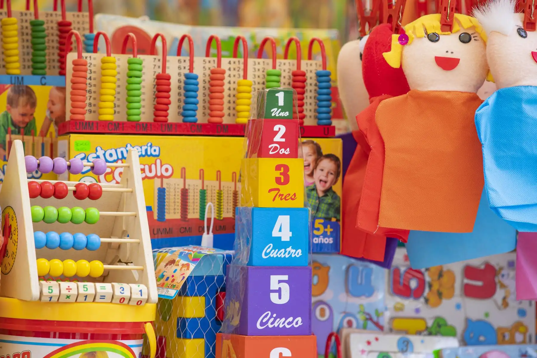 A puertas del inicio del año escolar, la Municipalidad de Lima presenta la Feria Escolar 2022 donde ofrecen diversos artículos de buena calidad desde un sol. Más de 60 comerciantes ofrecen lápices, colores, mochilas, etc. en la cuadra 15 de la Av. Nicolás de Piérola, en el Cercado. Foto: MML