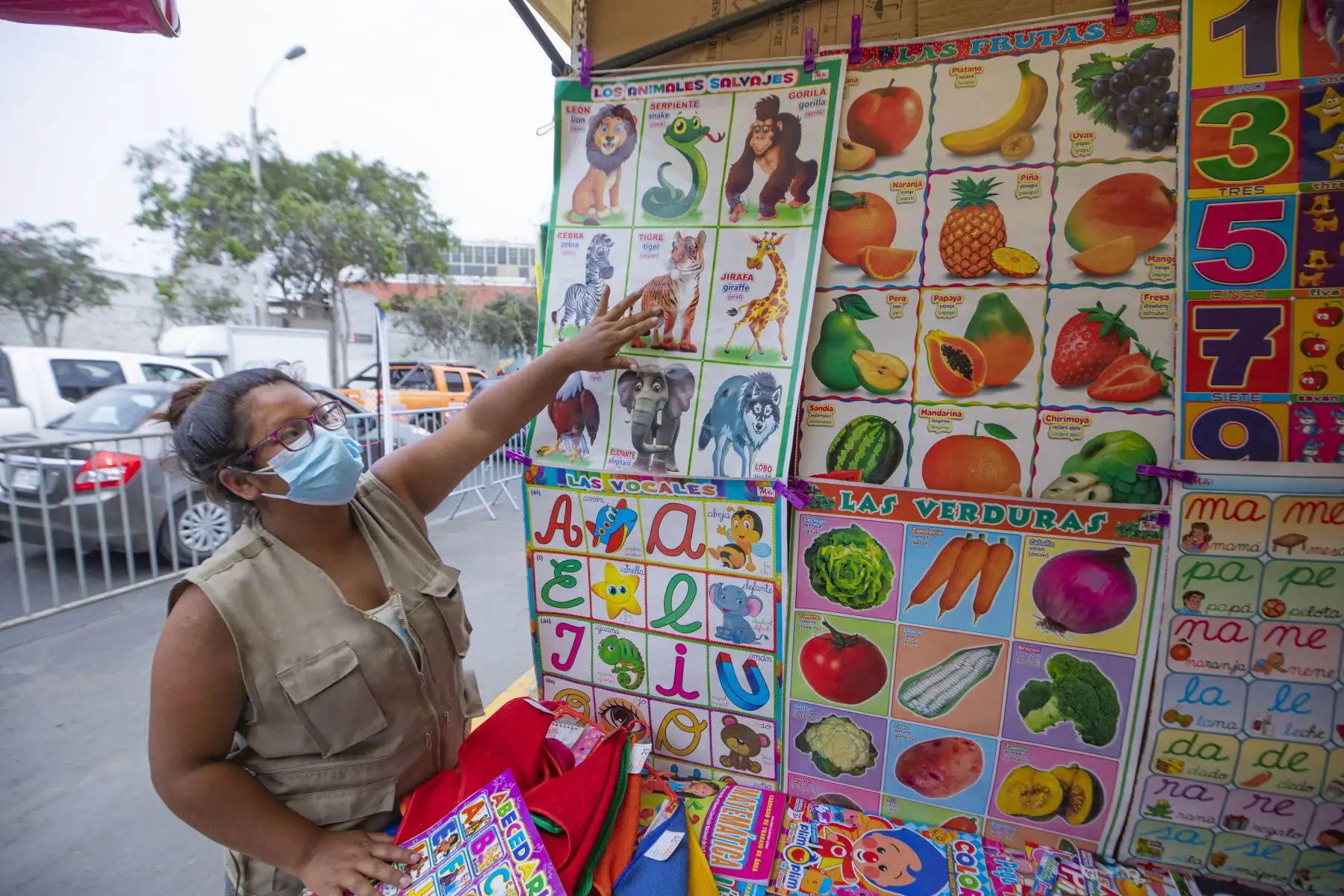 A puertas del inicio del año escolar, la Municipalidad de Lima presenta la Feria Escolar 2022 donde ofrecen diversos artículos de buena calidad desde un sol. Más de 60 comerciantes ofrecen lápices, colores, mochilas, etc. en la cuadra 15 de la Av. Nicolás de Piérola, en el Cercado. Foto: MML