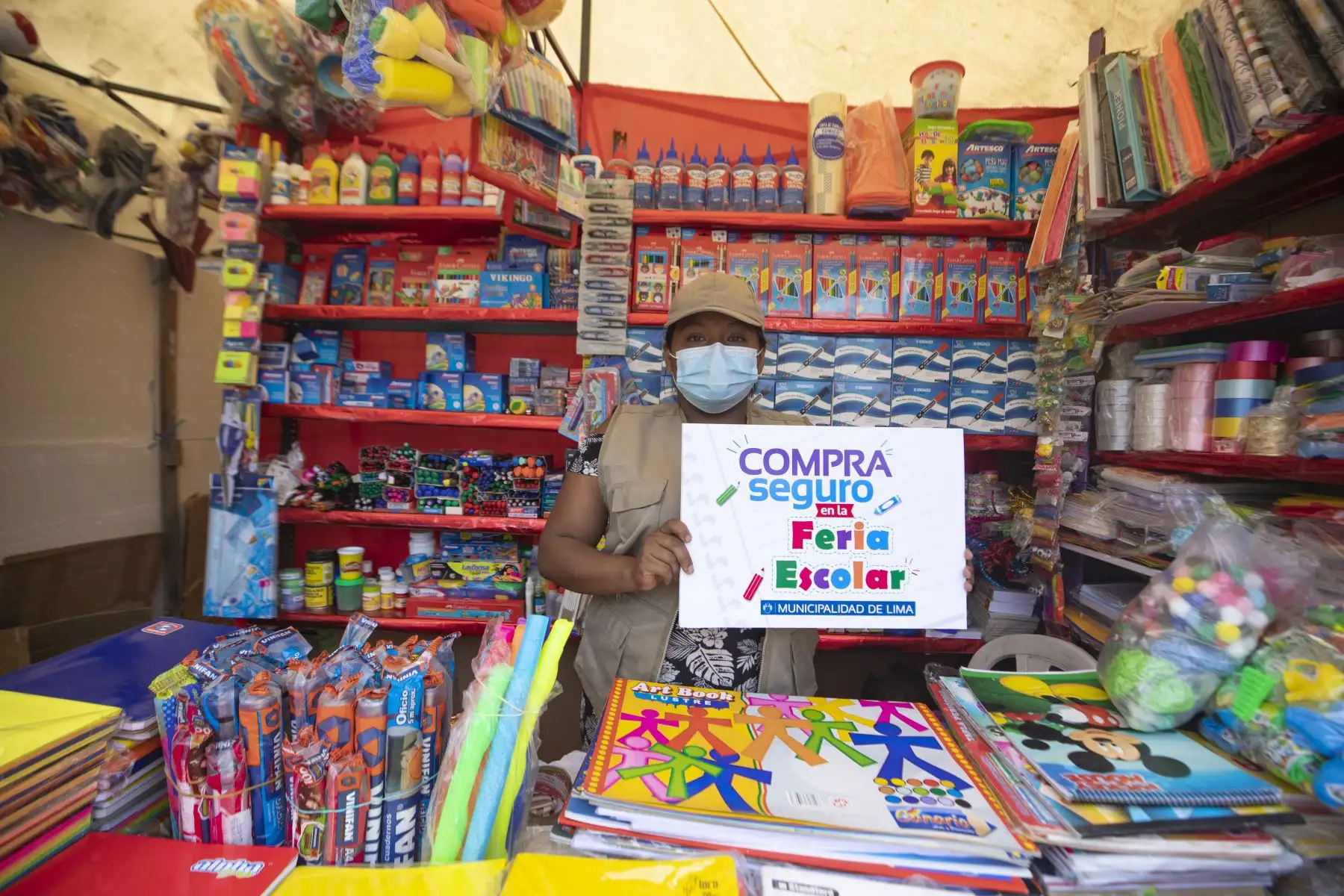 A puertas del inicio del año escolar, la Municipalidad de Lima presenta la Feria Escolar 2022 donde ofrecen diversos artículos de buena calidad desde un sol. Más de 60 comerciantes ofrecen lápices, colores, mochilas, etc. en la cuadra 15 de la Av. Nicolás de Piérola, en el Cercado. Foto: MML